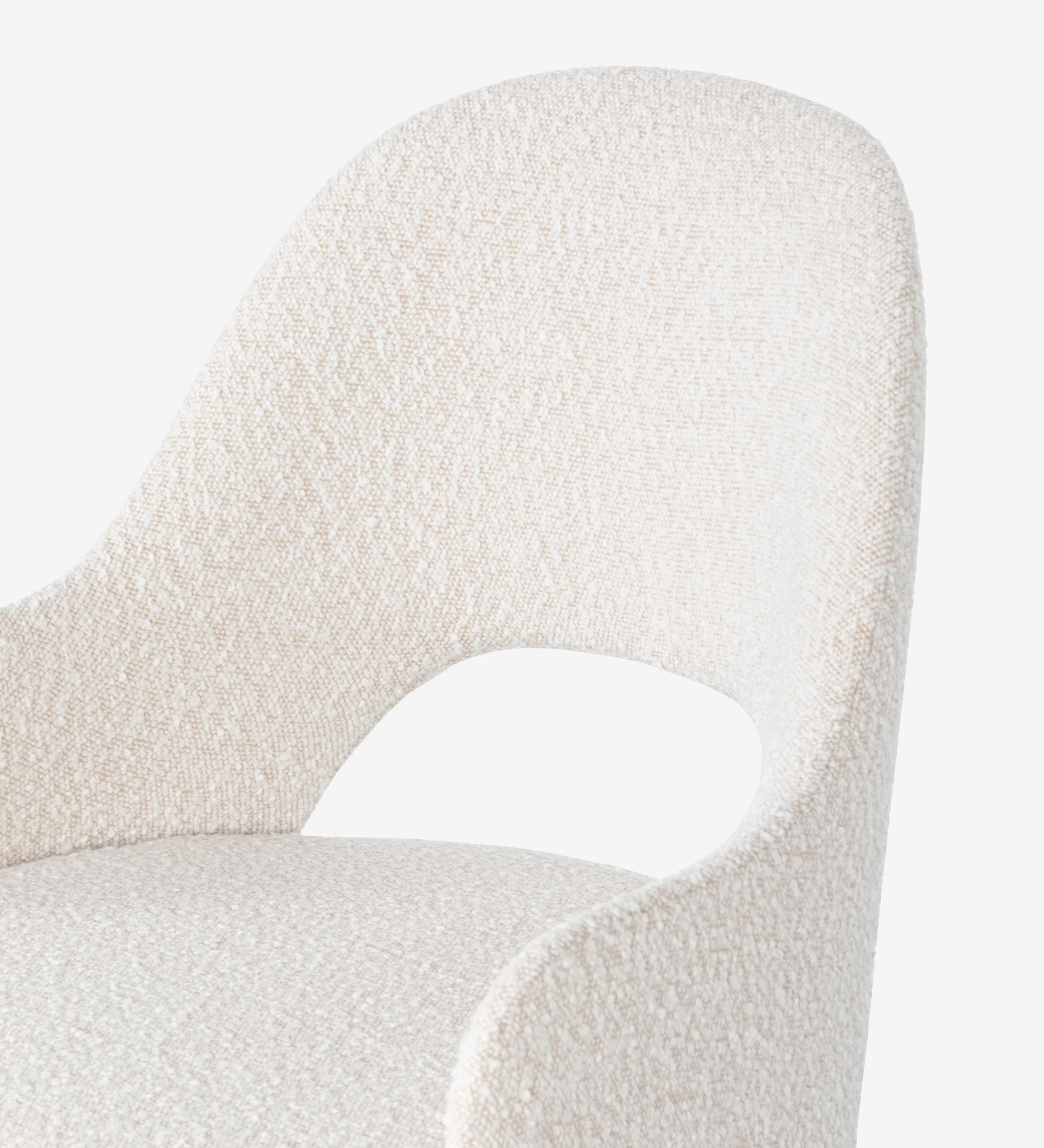 Silla con reposabrazos tapizado en tela perla, con patas lacadas en perla.
