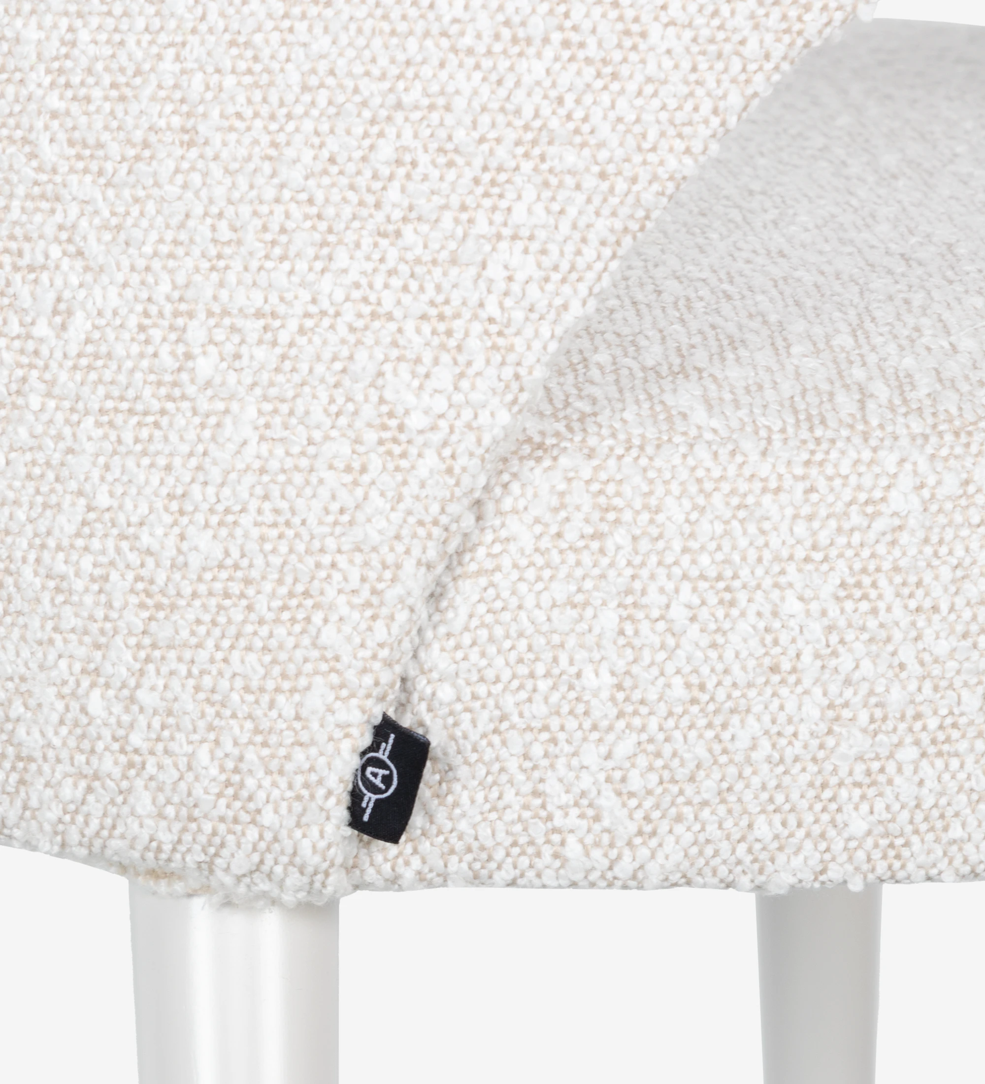 Silla con reposabrazos tapizado en tela perla, con patas lacadas en perla.