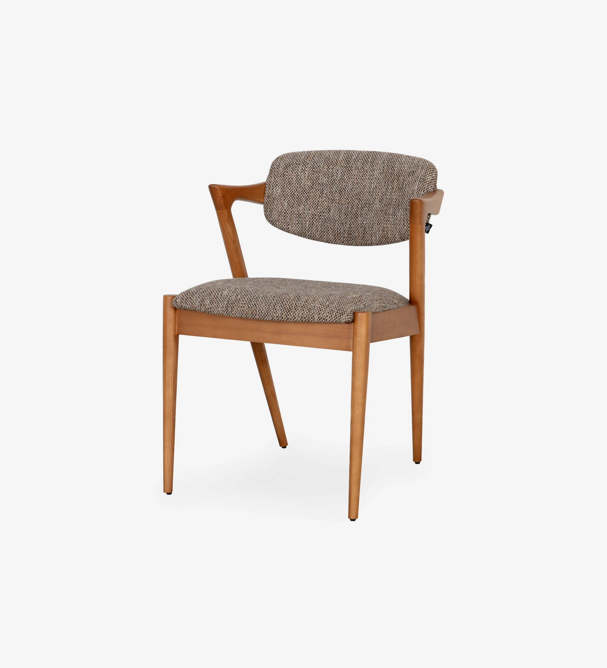 Silla de madera de fresno color miel, con asiento y respaldo tapizados en tejido multicolor, principalmente en tonos marrones y beige.