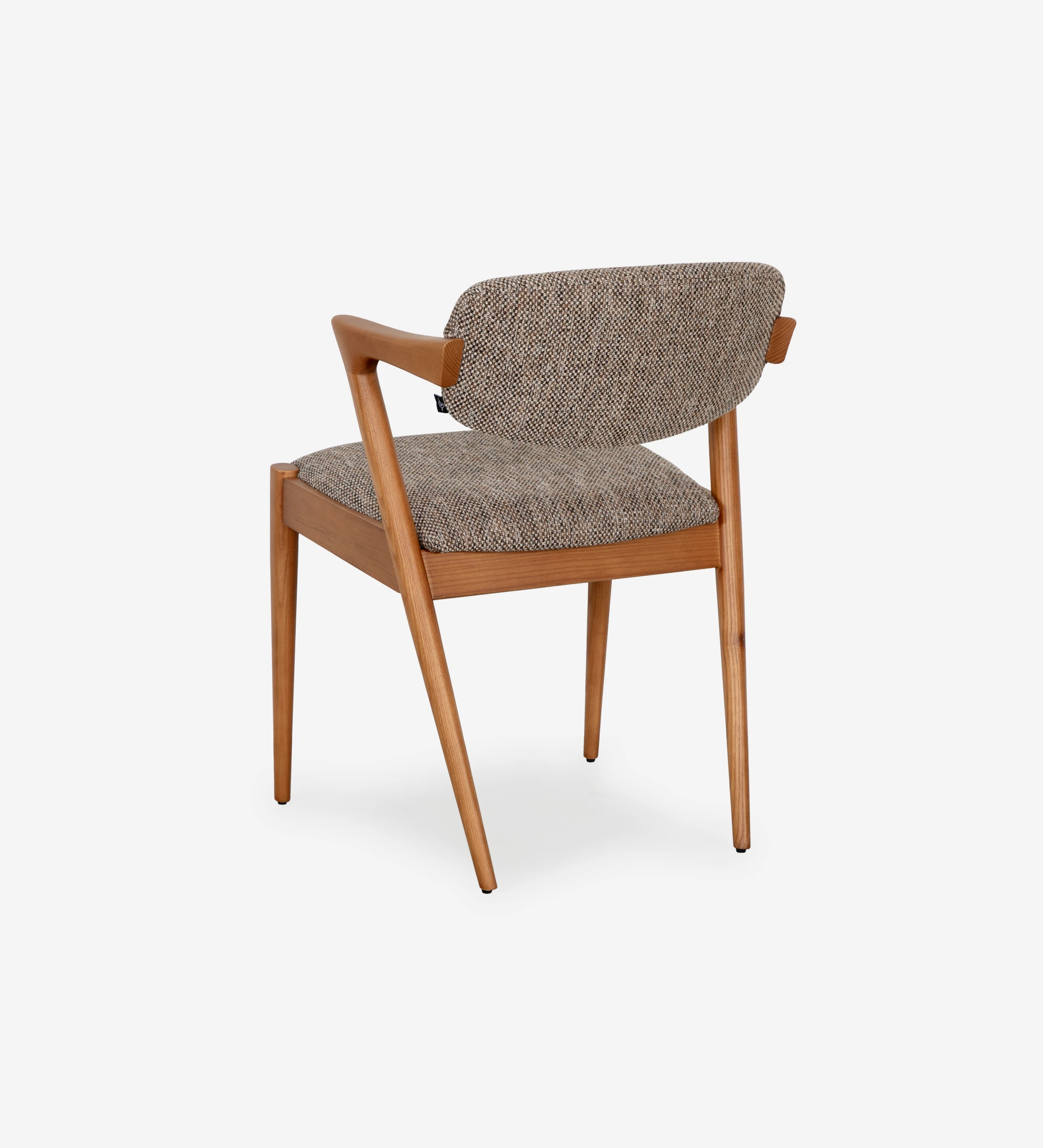 Silla de madera de fresno color miel, con asiento y respaldo tapizados en tejido multicolor, principalmente en tonos marrones y beige.