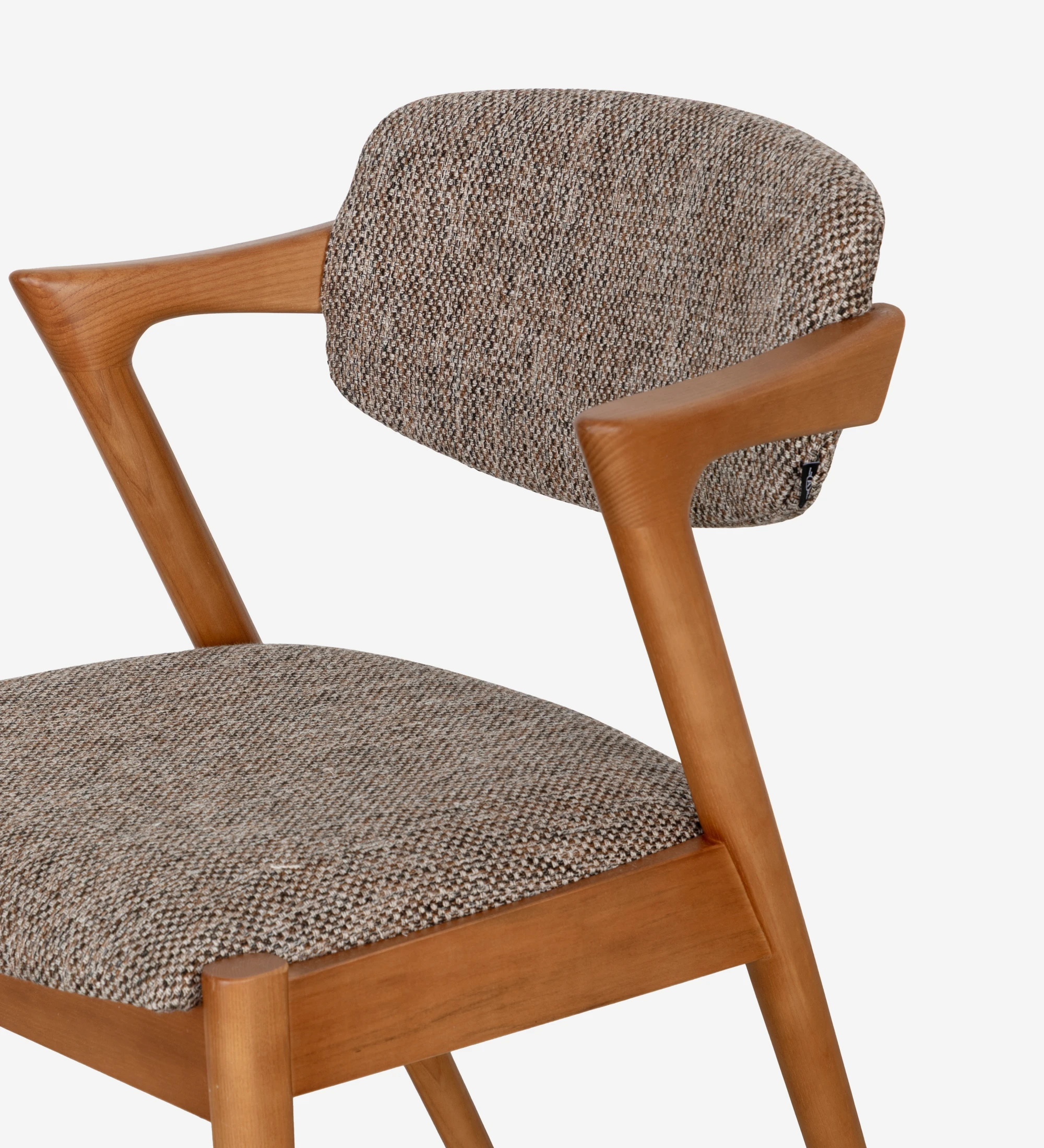 Silla de madera de fresno color miel, con asiento y respaldo tapizados en tejido multicolor, principalmente en tonos marrones y beige.