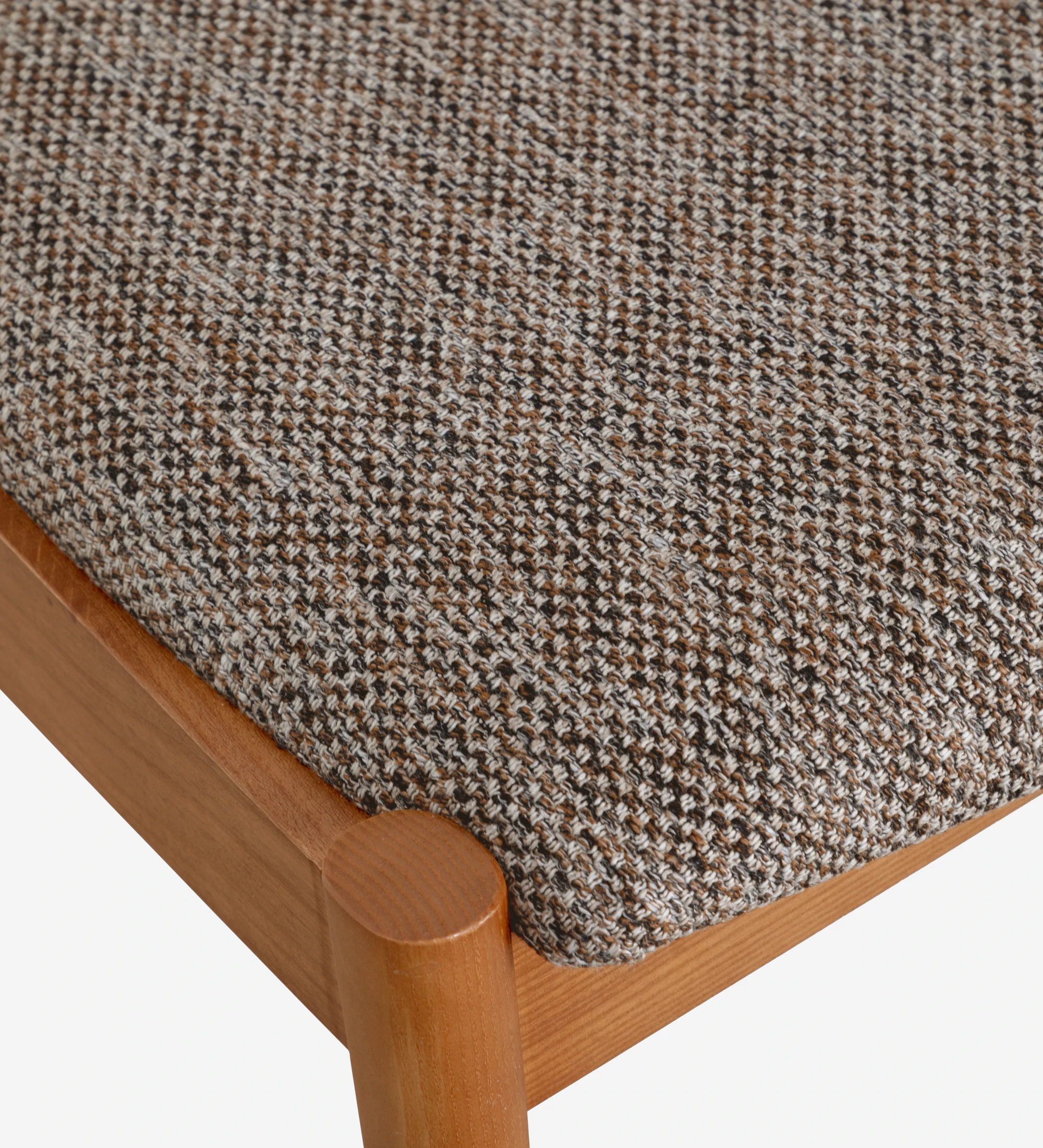 Silla de madera de fresno color miel, con asiento y respaldo tapizados en tejido multicolor, principalmente en tonos marrones y beige.