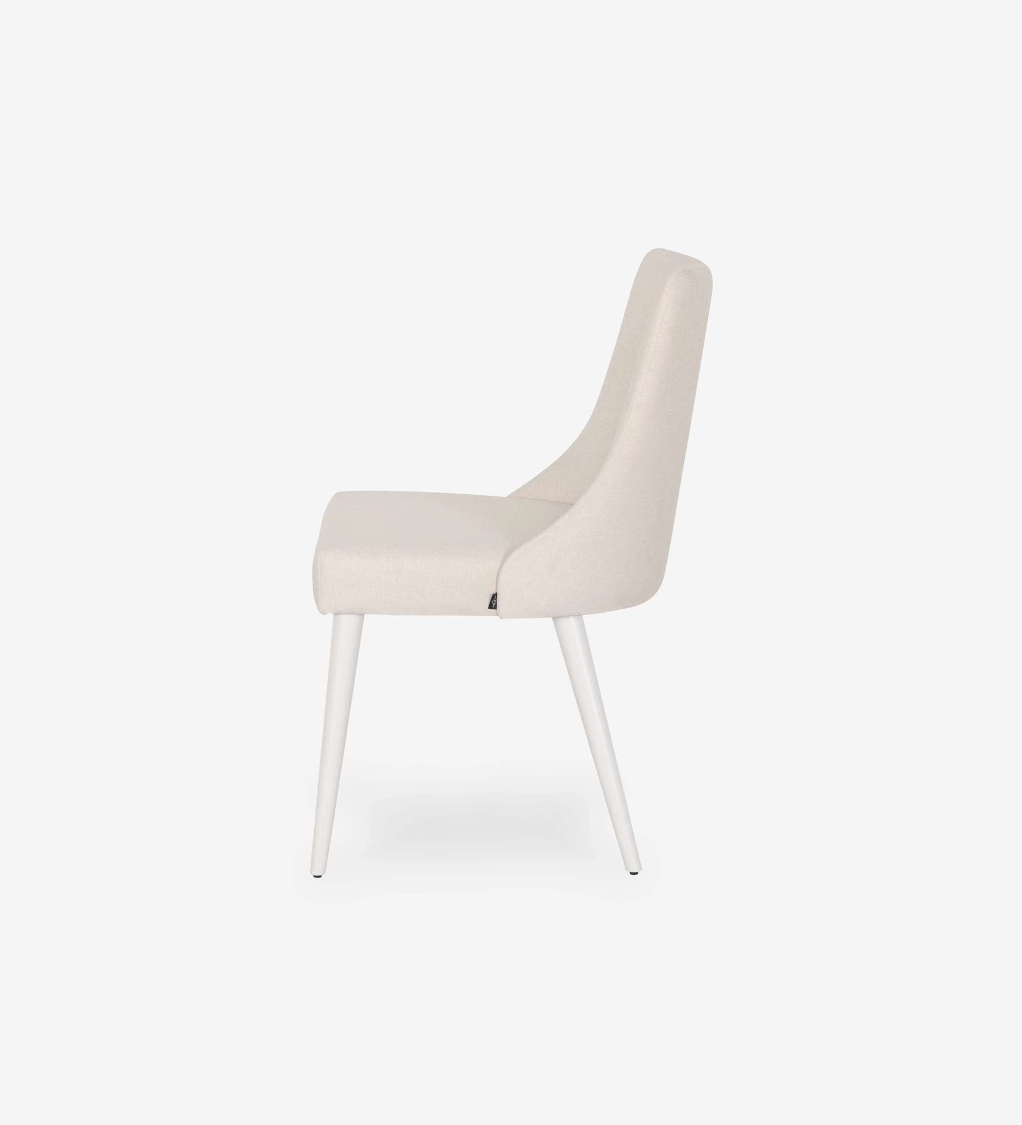 Silla Oslo tapizada en tela beige, pies lacados perla.