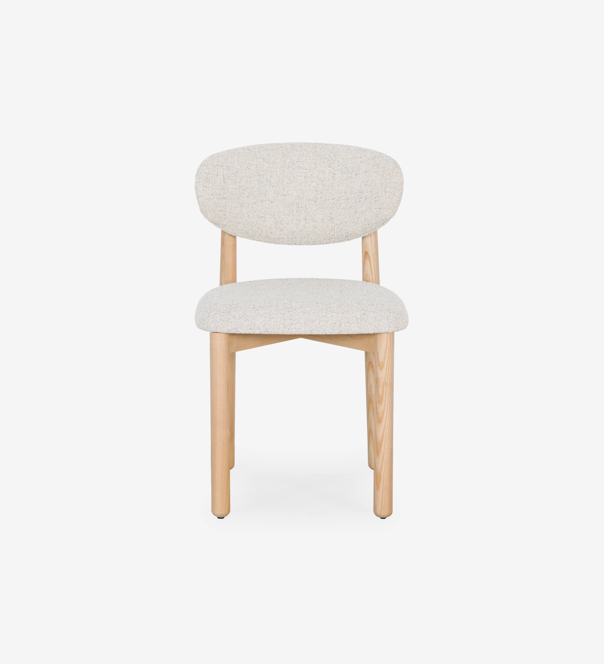 Silla de madera de fresno en color natural, con asiento y respaldo tapizados en tejido perla.