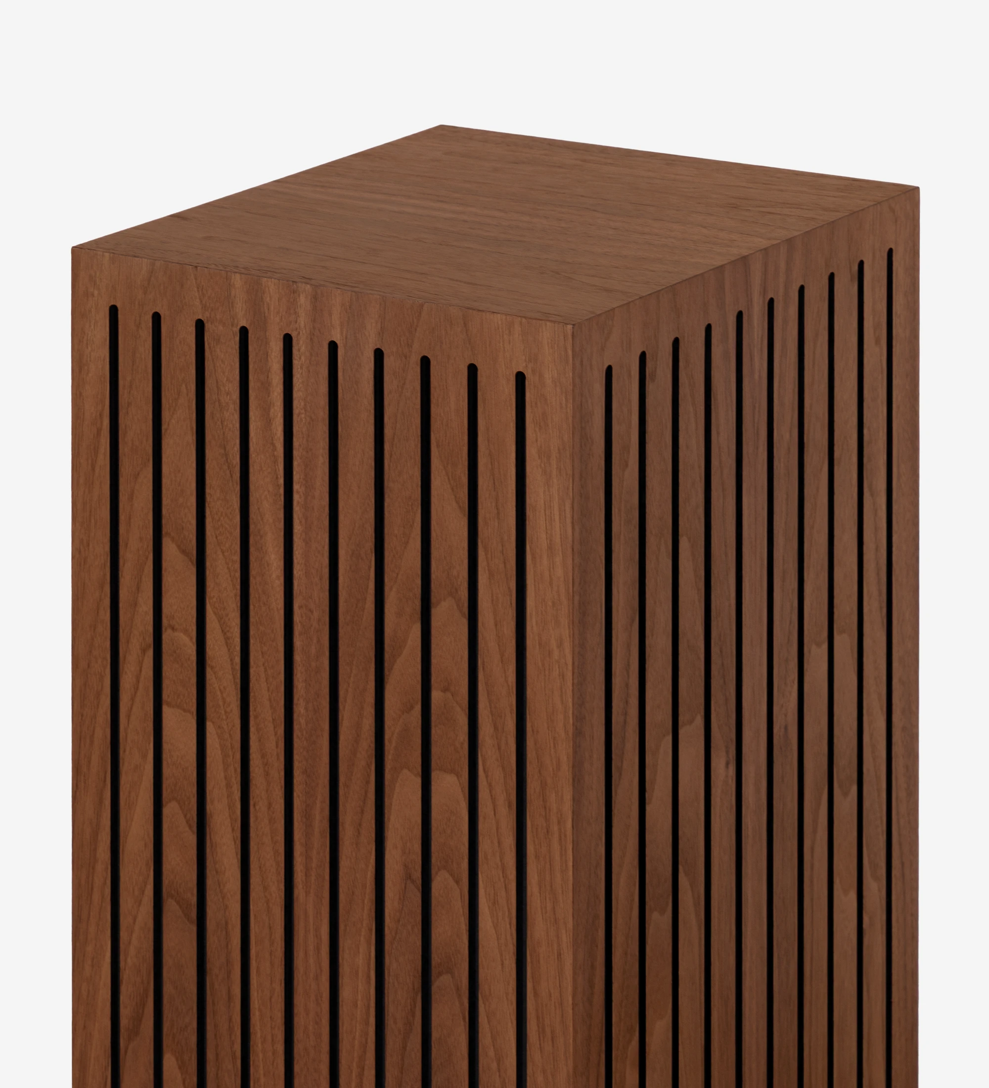 Socle avec frises en noyer naturel