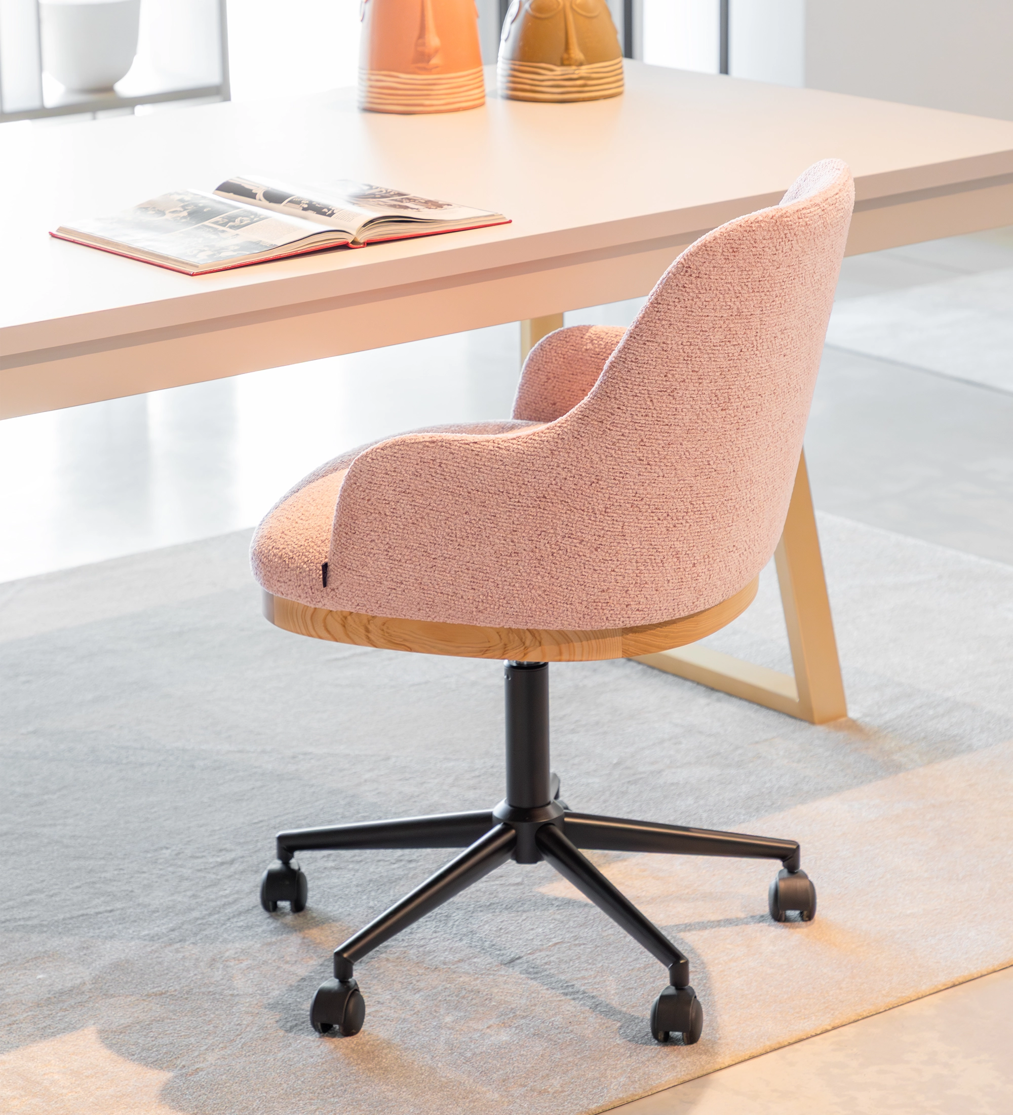 Swivel chair upholstered in pink fabric