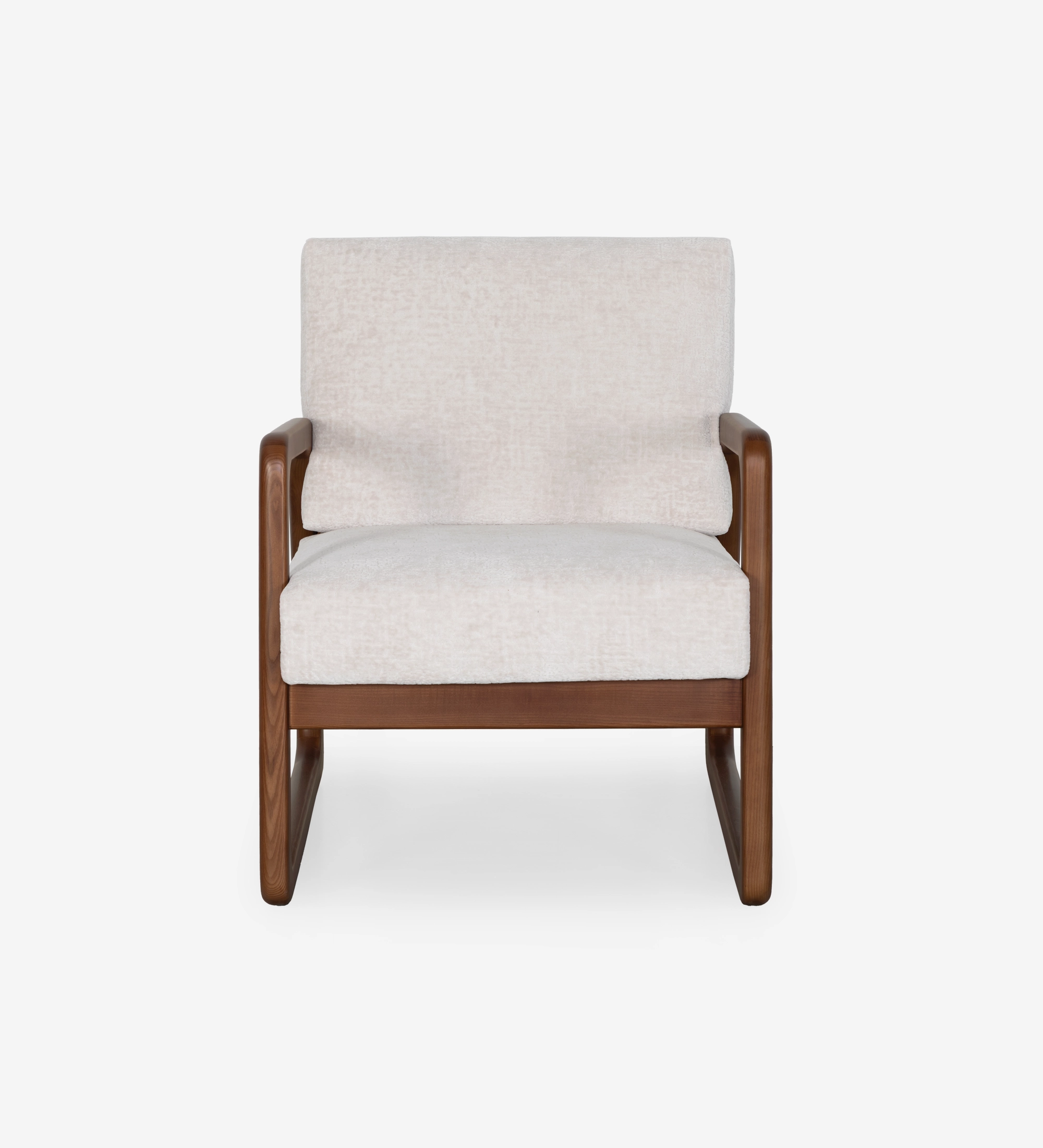 Sillón Antarte by IA tapizado en tela perla, estructura en madera color nogal.