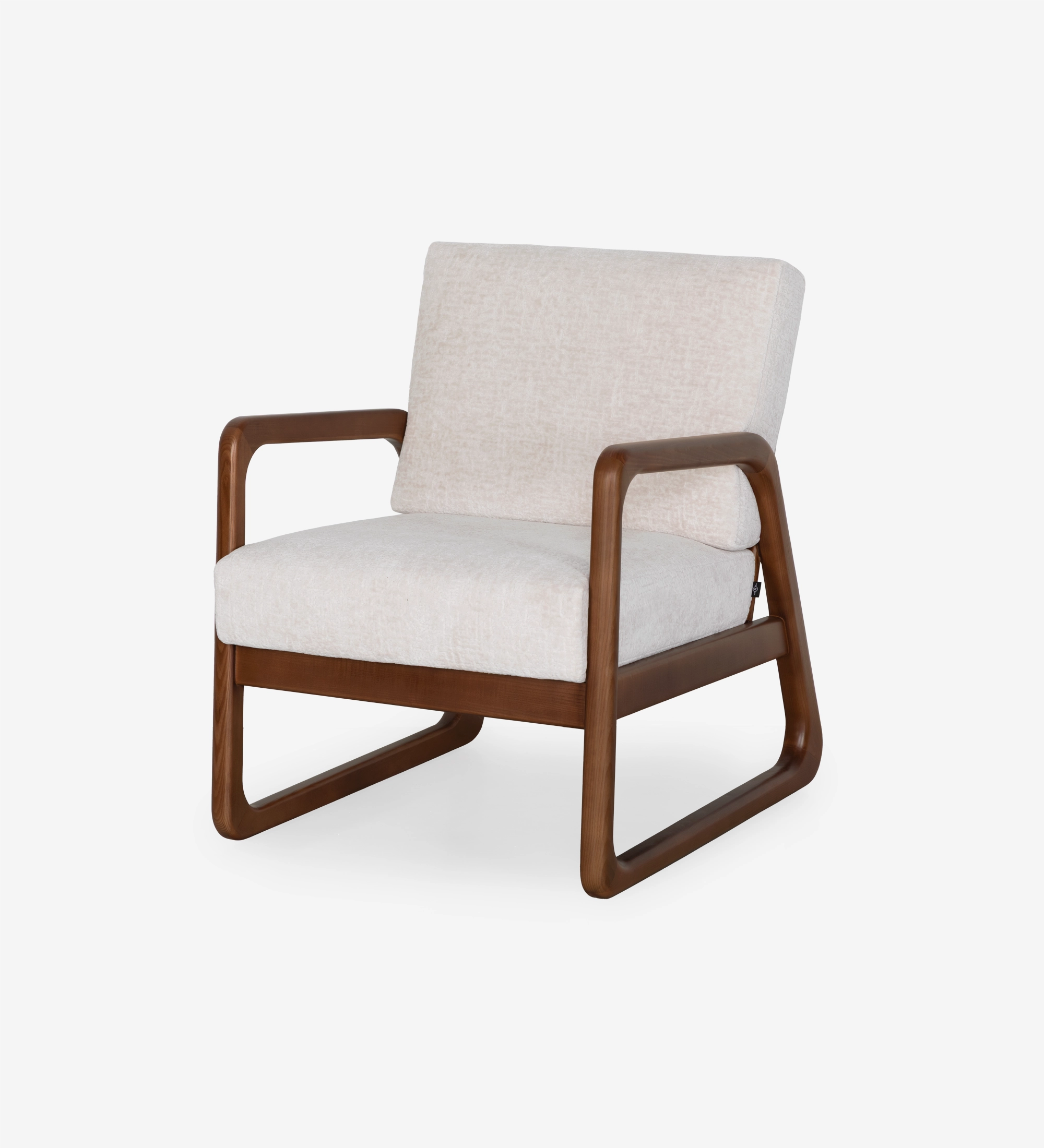 Sillón Antarte by IA tapizado en tela perla, estructura en madera color nogal.
