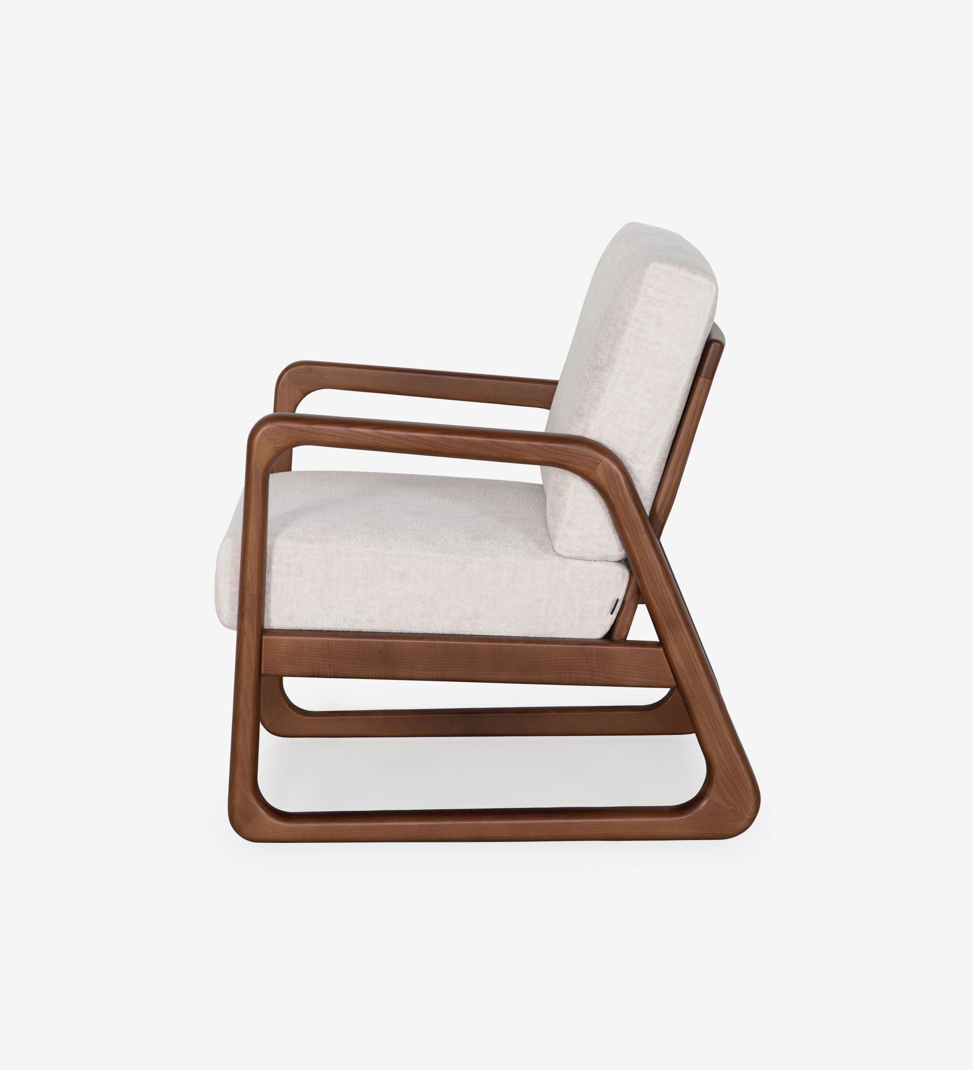 Sillón Antarte by IA tapizado en tela perla, estructura en madera color nogal.
