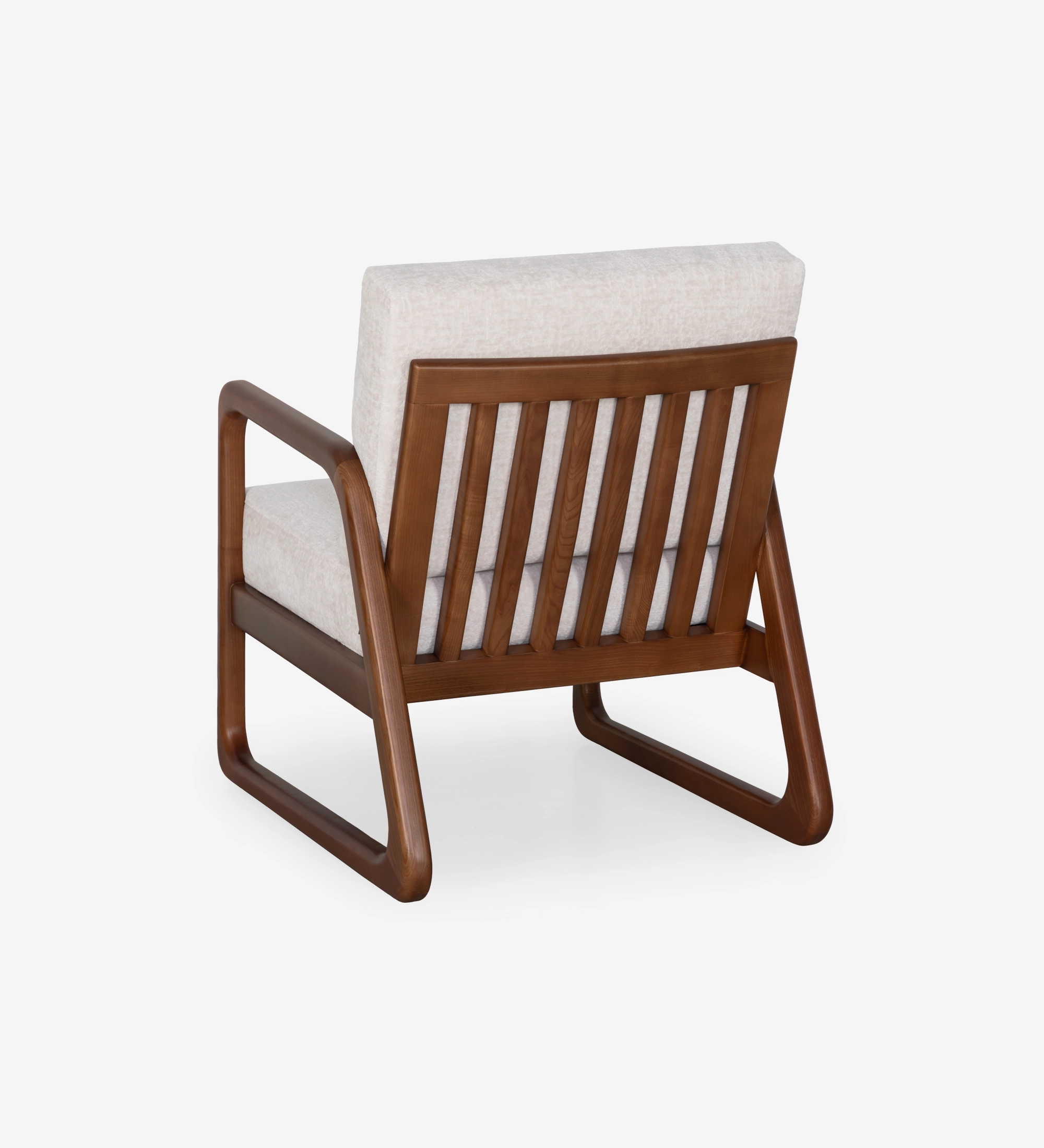 Sillón Antarte by IA tapizado en tela perla, estructura en madera color nogal.