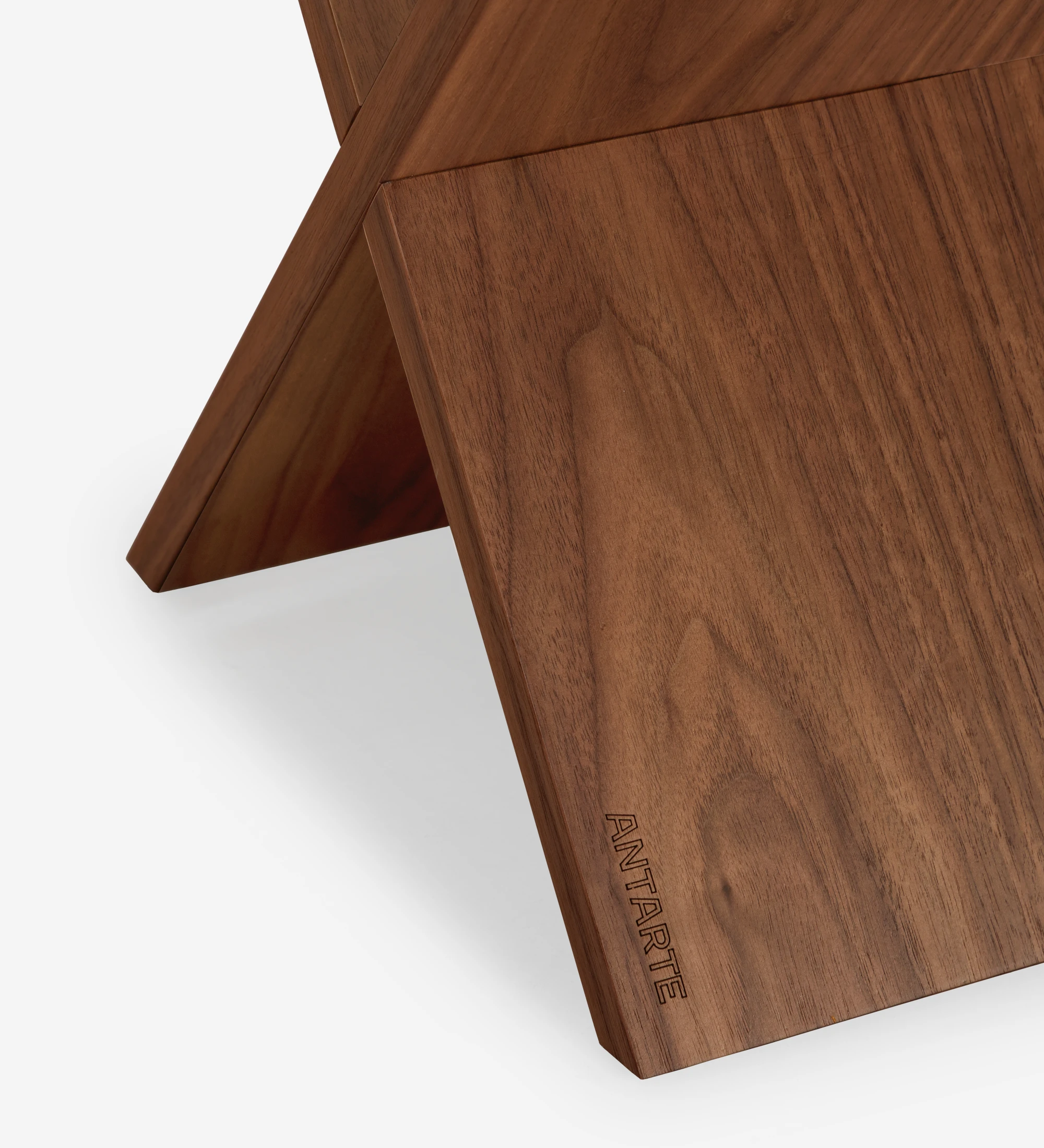 Cannes magazine rack in natural walnut, 35 x 41 cm.