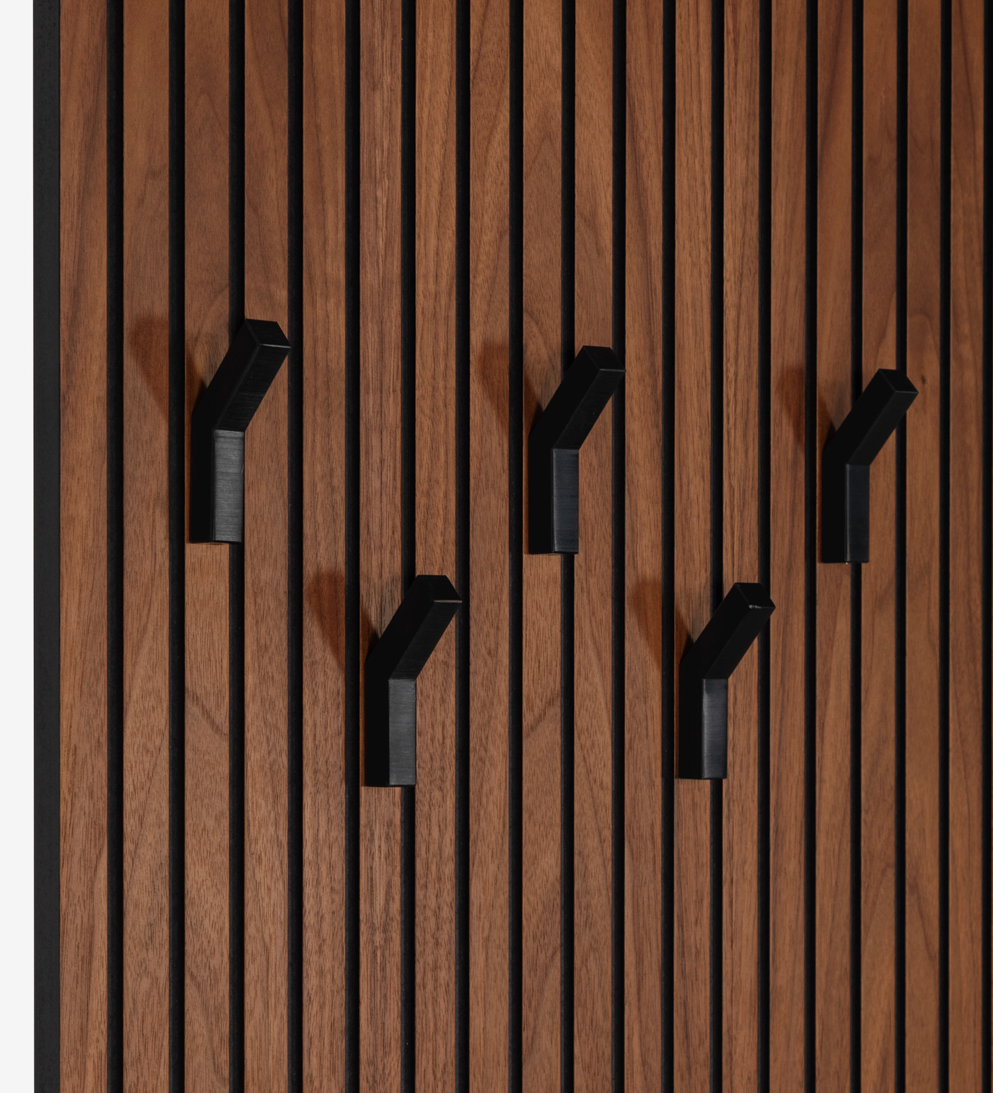 Panneau pour hall d'entrée en noyer naturel avec frises, avec miroir, crochets en noir.
