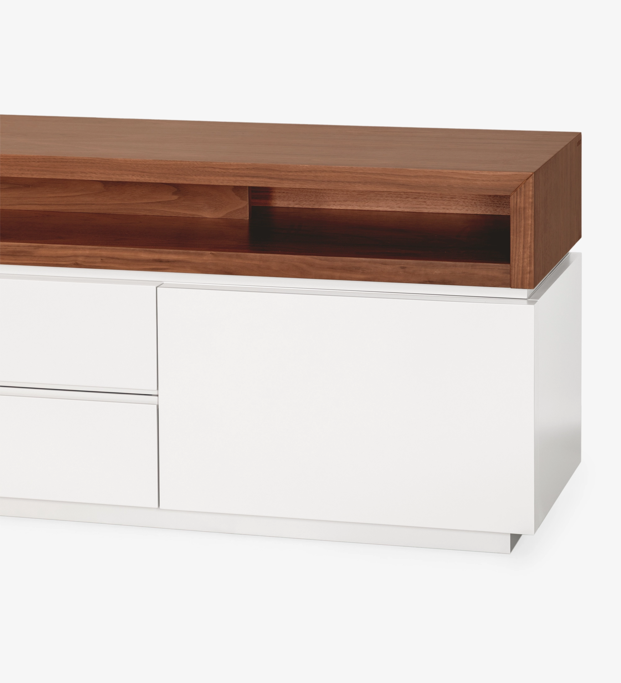 Meuble TV Nice structure laquée perle et module supérieur en noyer naturel, 235 x 67,5 cm.