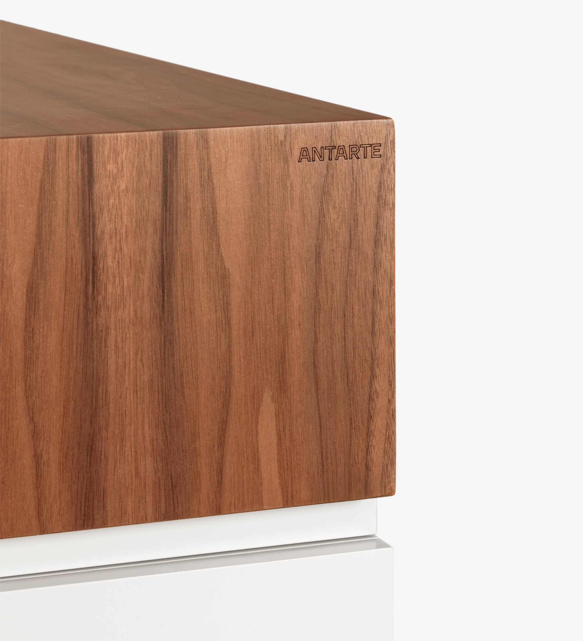 Meuble TV Nice structure laquée perle et module supérieur en noyer naturel, 235 x 67,5 cm.