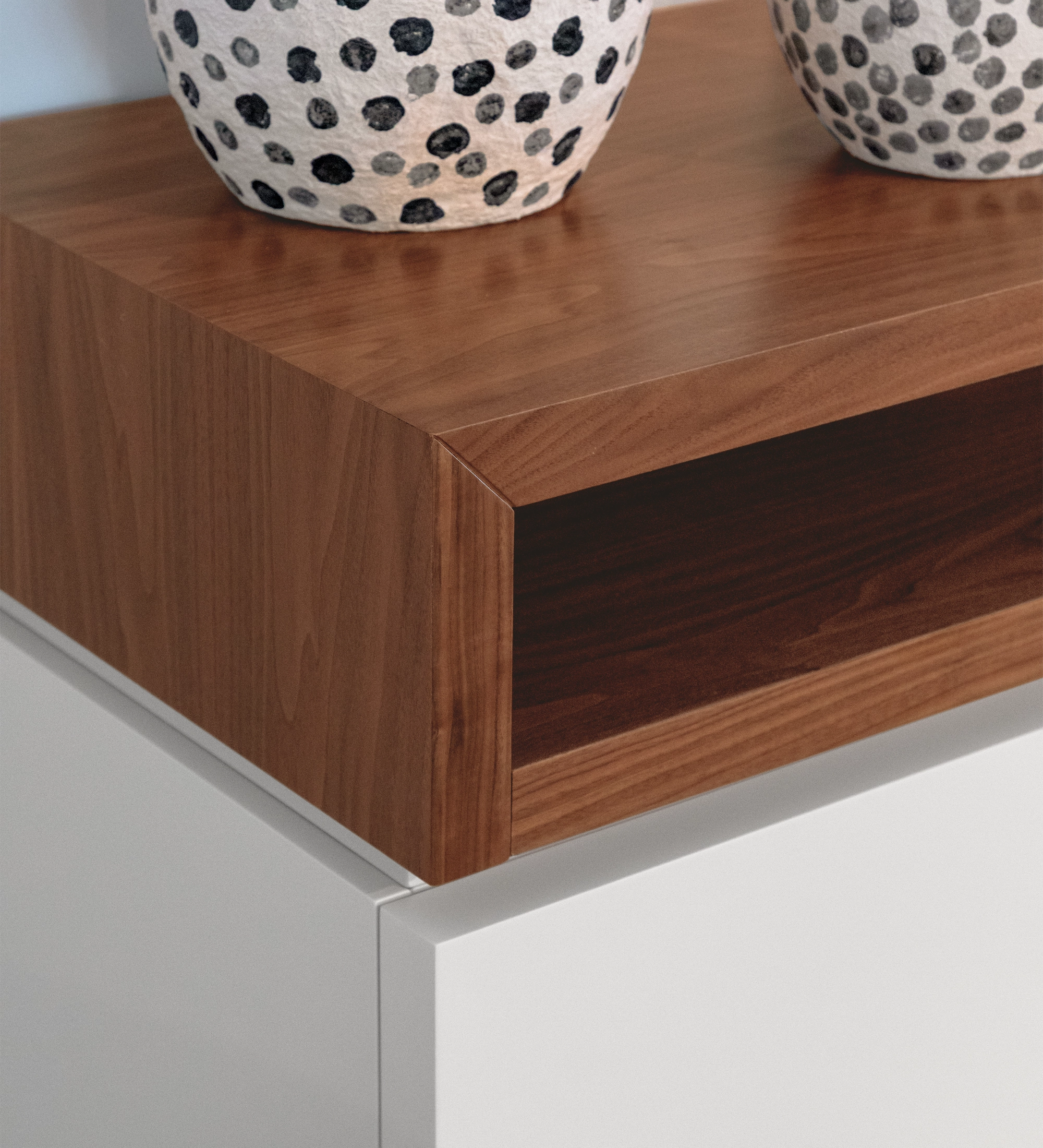 Meuble TV Nice structure laquée perle et module supérieur en noyer naturel, 235 x 67,5 cm.