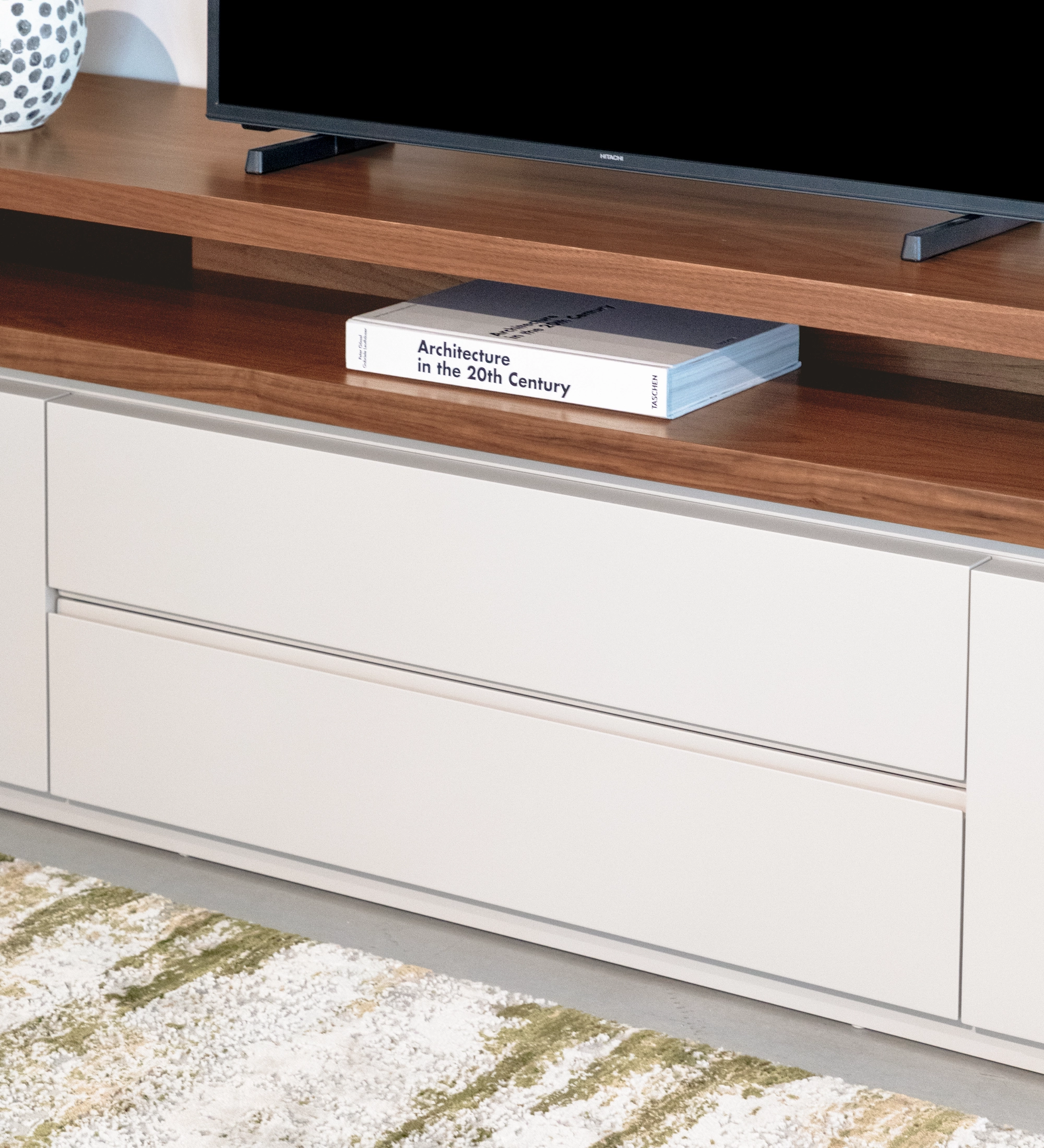 Meuble TV Nice structure laquée perle et module supérieur en noyer naturel, 235 x 67,5 cm.