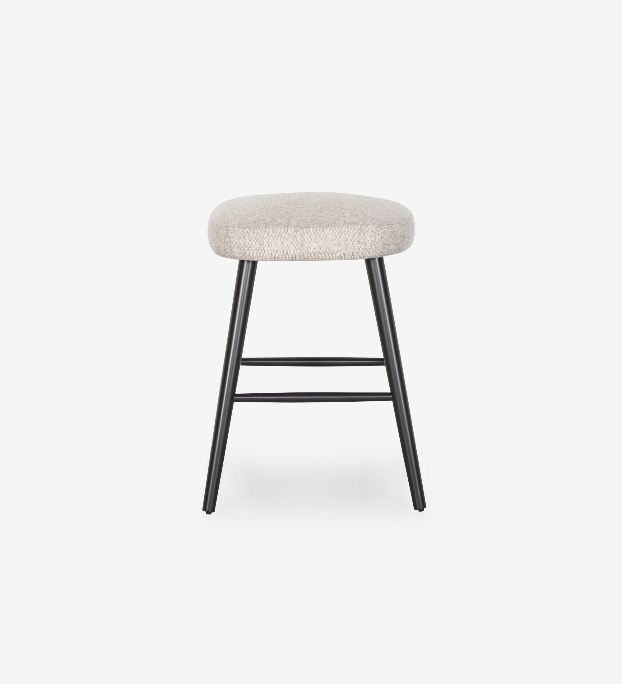 Taburete tapizados en tejido gris, con patas lacadas en negro y reposapiés de acero inoxidable.