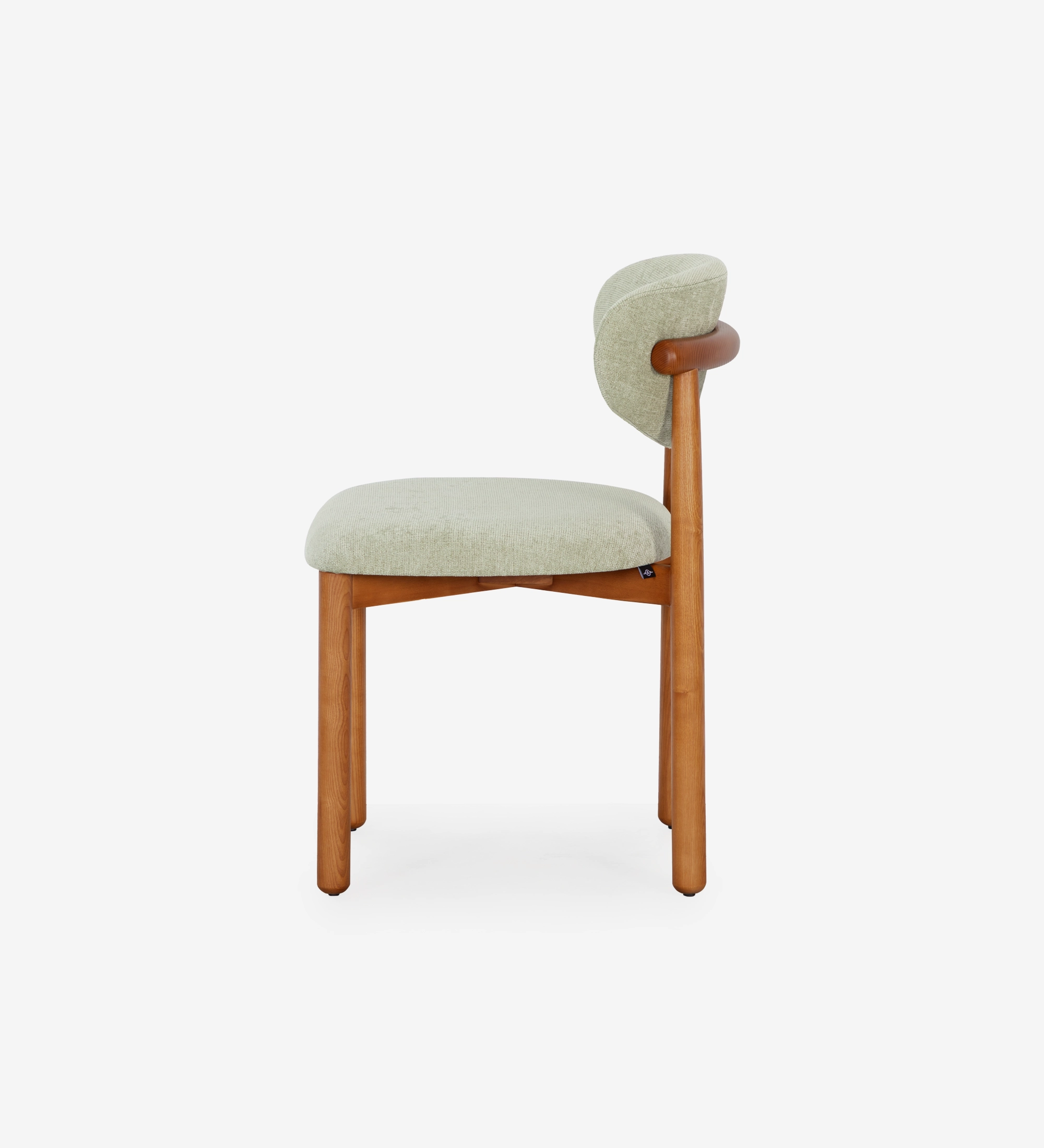 Silla de madera de fresno color miel, con asiento y respaldo tapizados en tela verde.