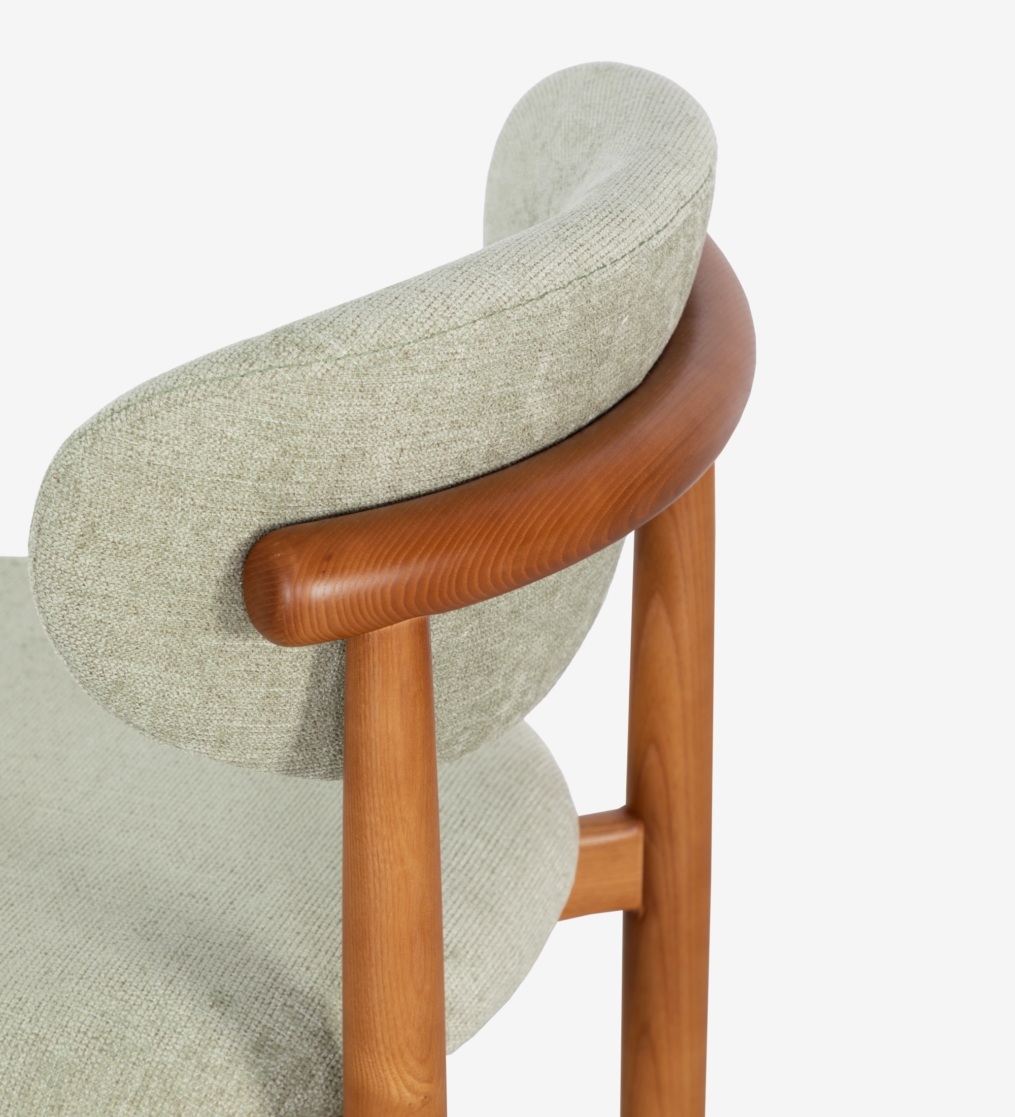 Silla de madera de fresno color miel, con asiento y respaldo tapizados en tela verde.