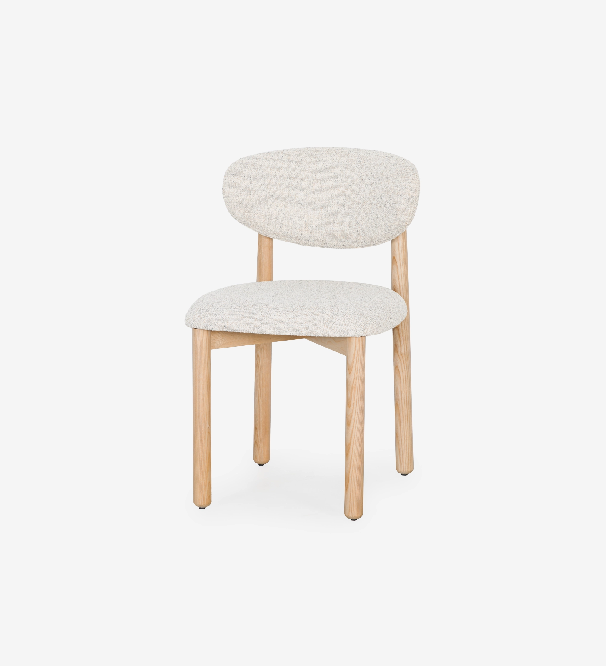 Silla de madera de fresno en color natural, con asiento y respaldo tapizados en tejido perla.