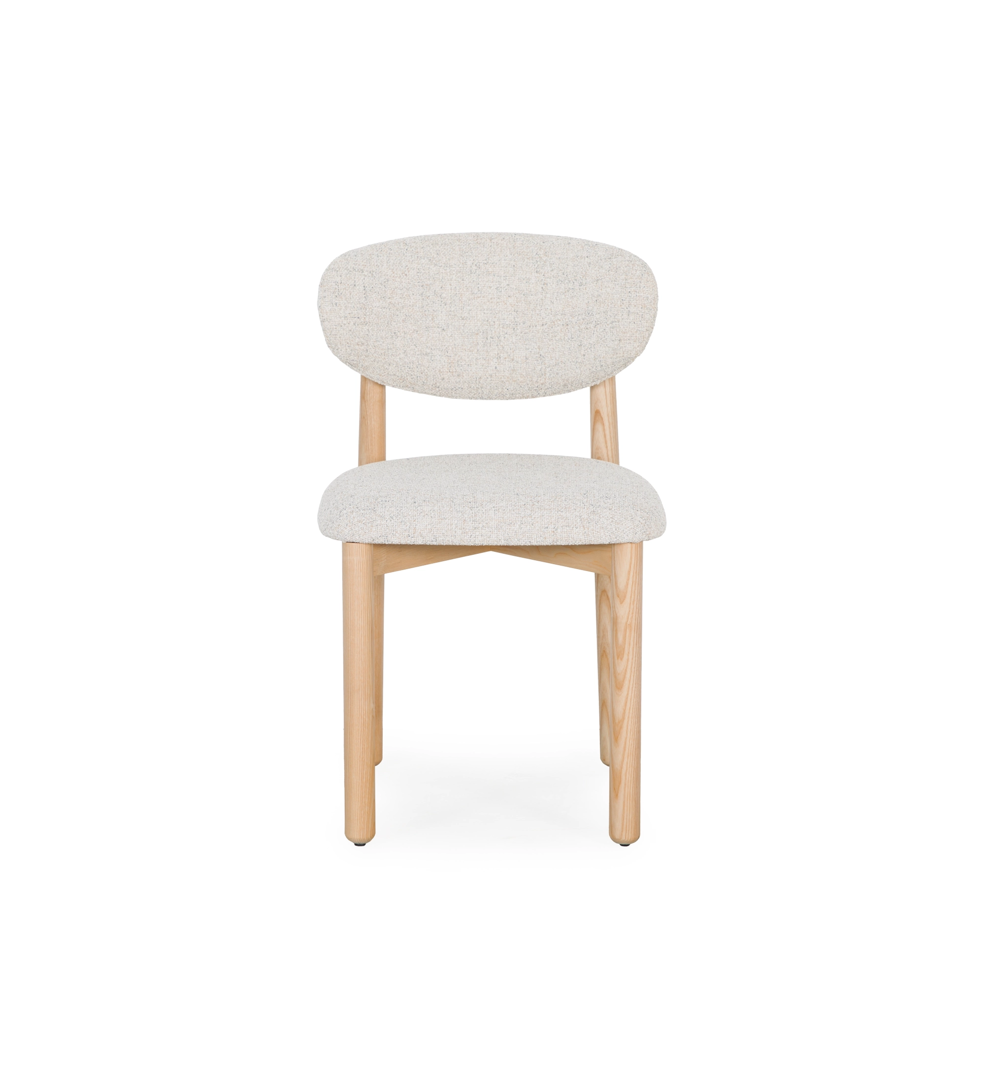 Silla de madera de fresno en color natural, con asiento y respaldo tapizados en tejido perla.