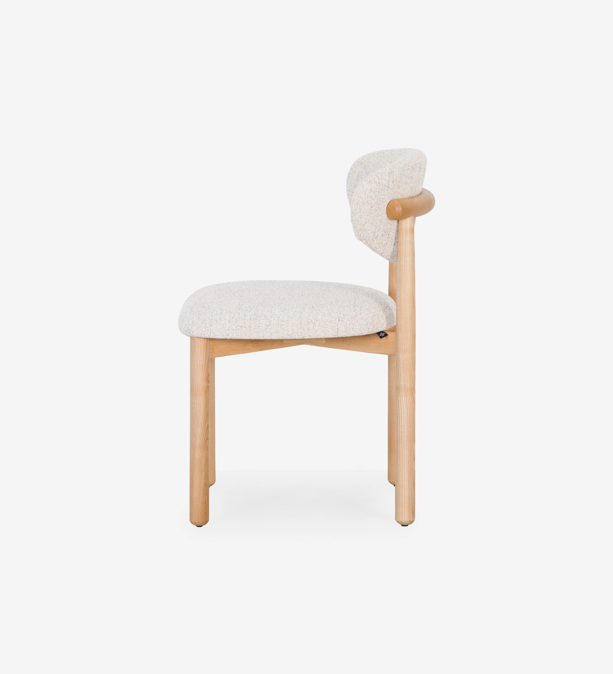 Silla de madera de fresno en color natural, con asiento y respaldo tapizados en tejido perla.