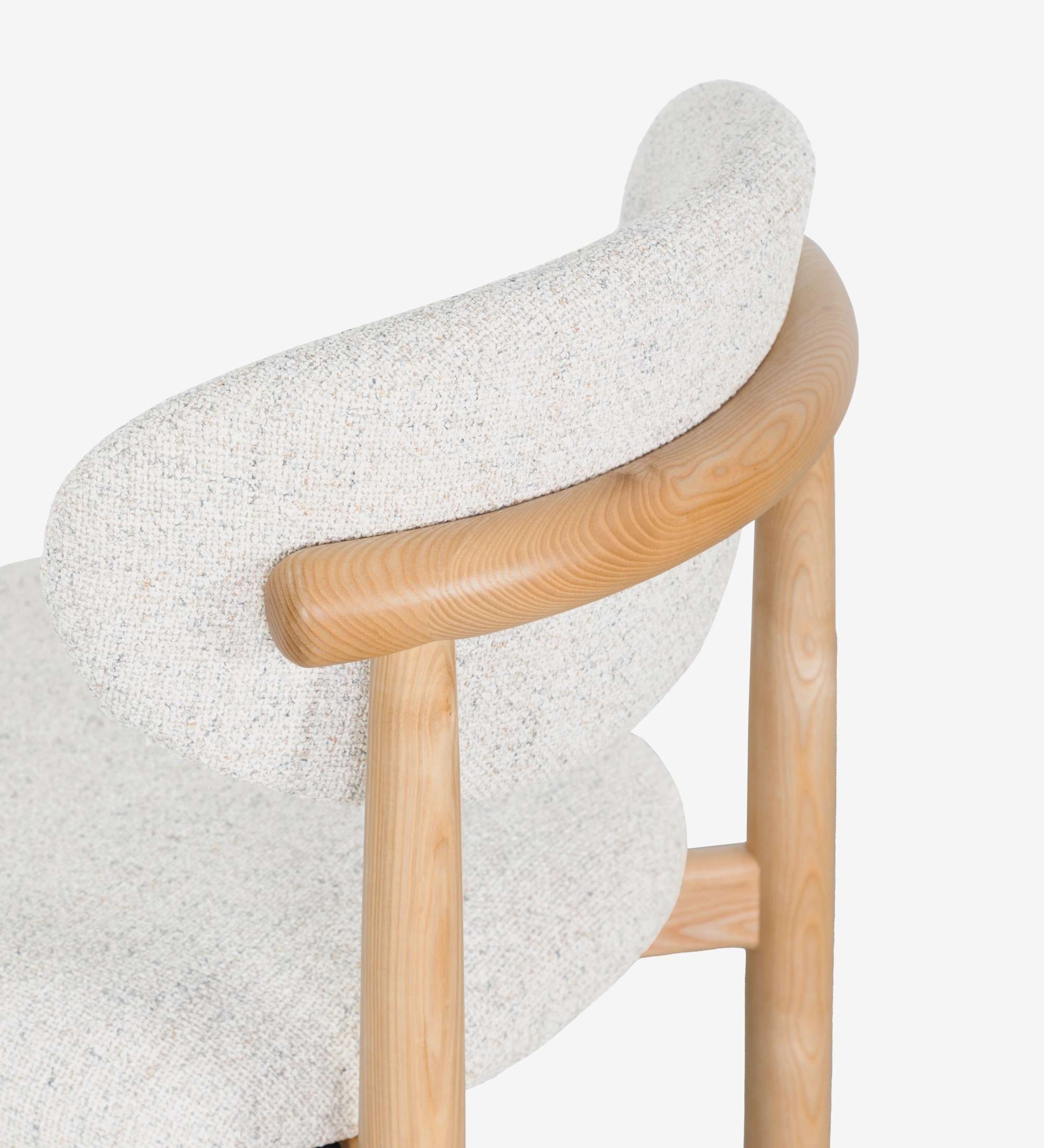 Silla de madera de fresno en color natural, con asiento y respaldo tapizados en tejido perla.