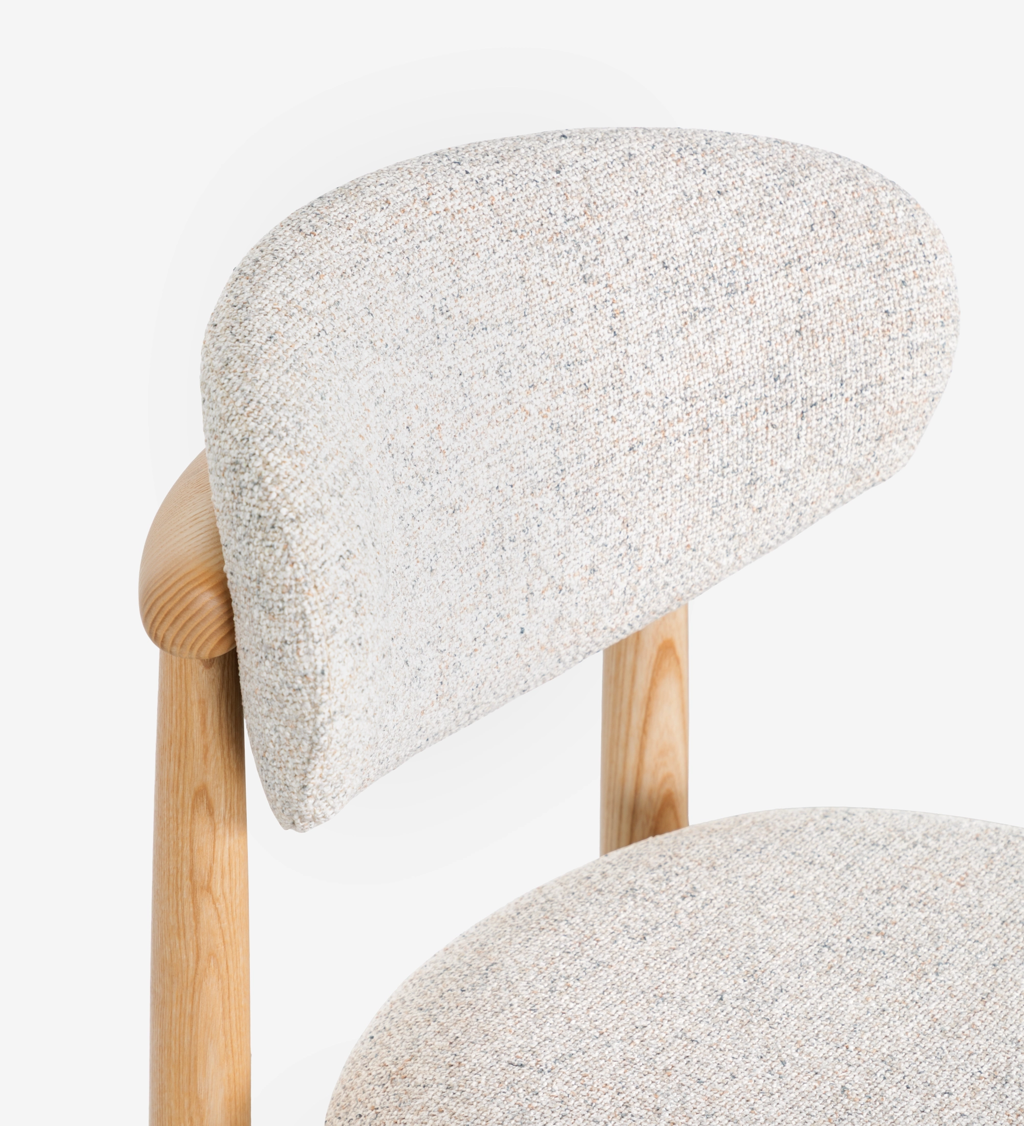 Silla de madera de fresno en color natural, con asiento y respaldo tapizados en tejido perla.