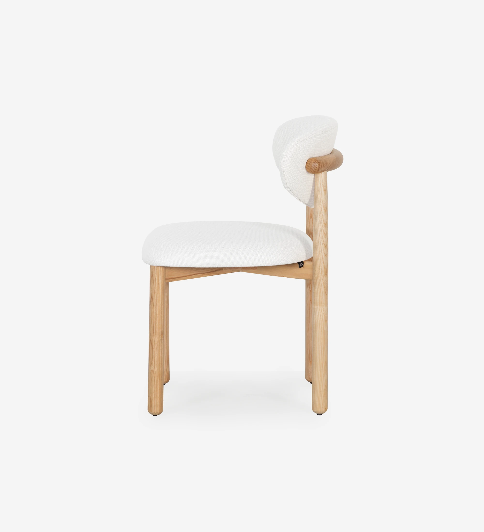 Silla de madera de fresno en color natural, con asiento y respaldo tapizados en tejido blanco.