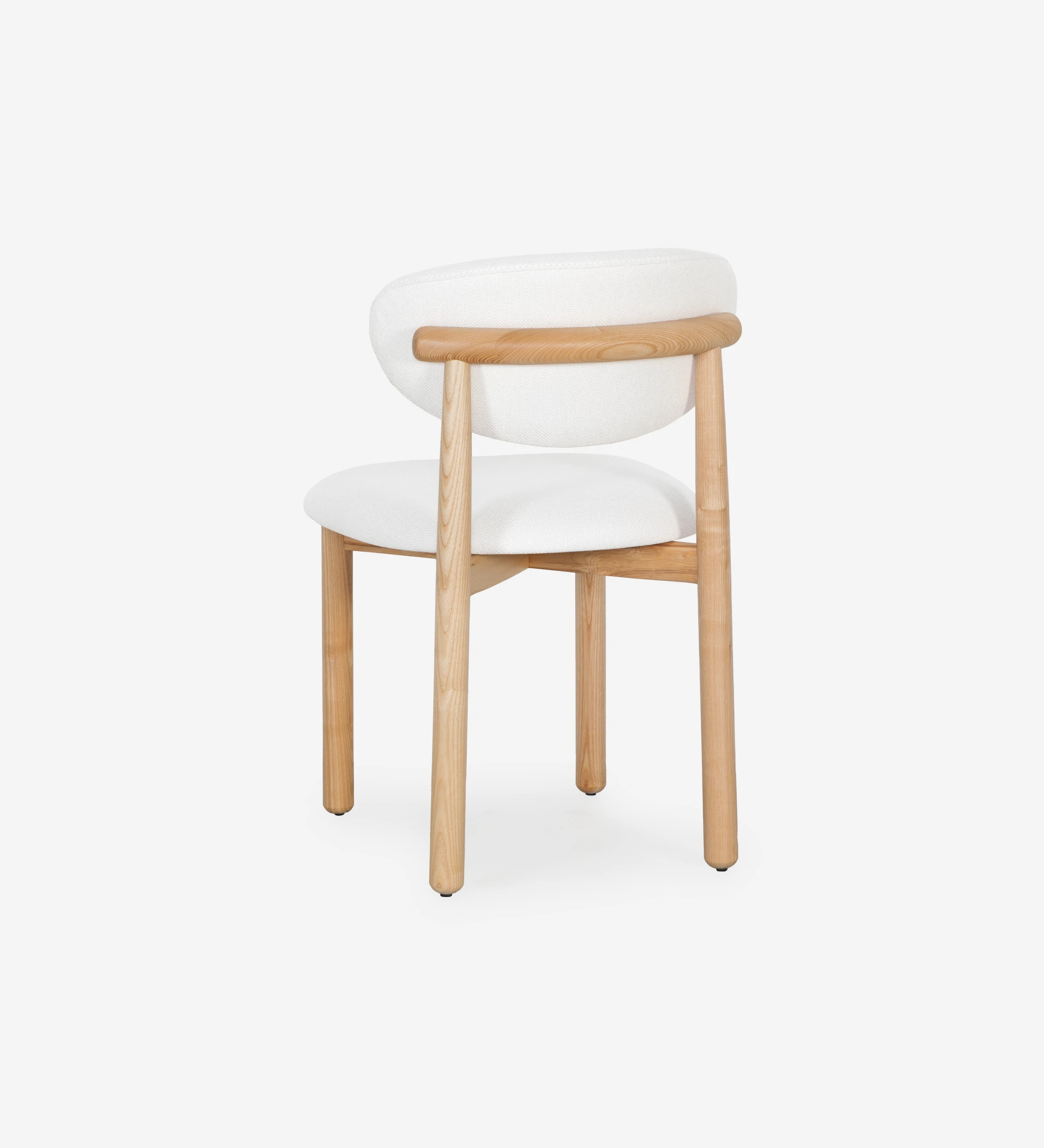 Silla de madera de fresno en color natural, con asiento y respaldo tapizados en tejido blanco.