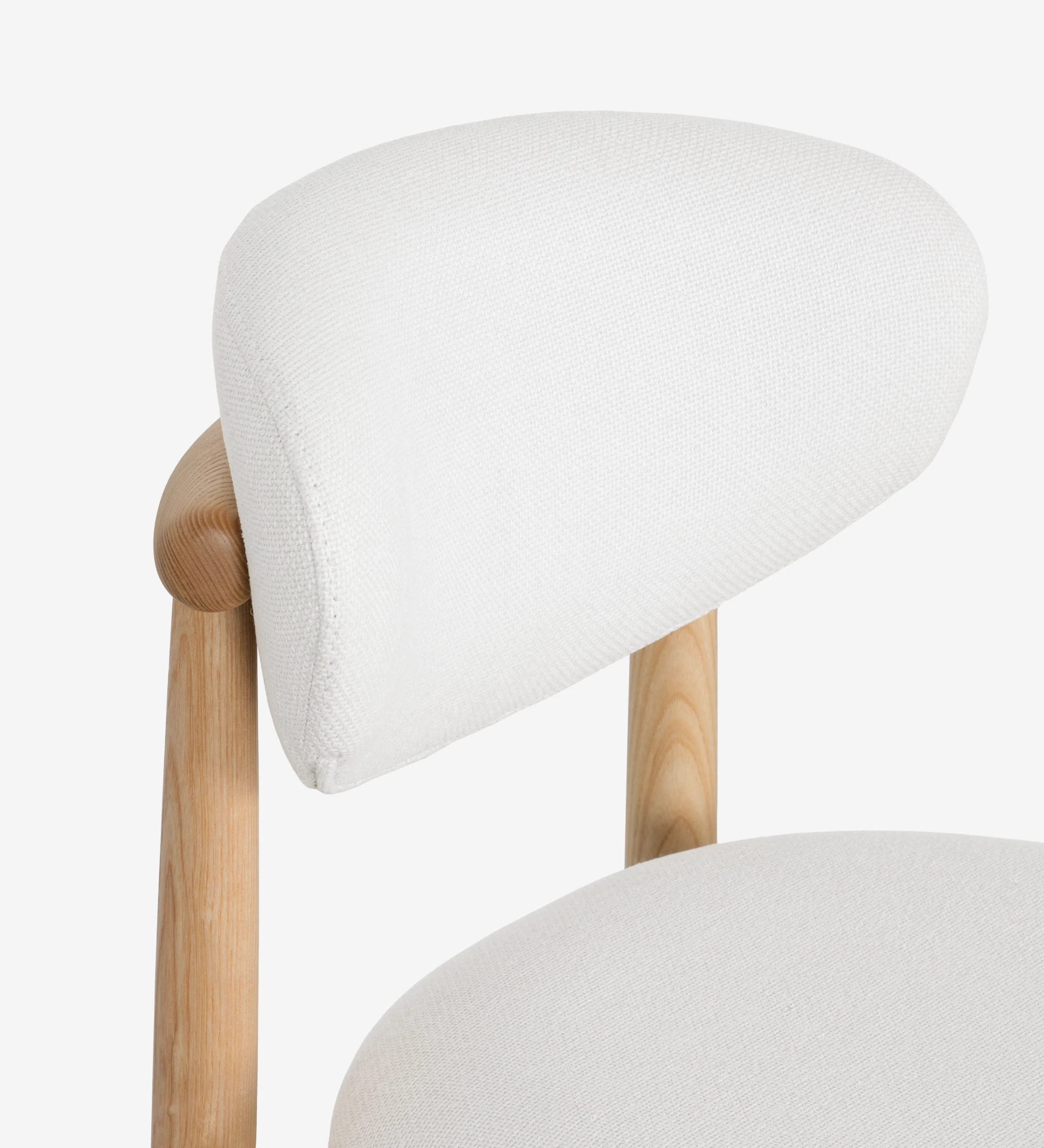 Silla de madera de fresno en color natural, con asiento y respaldo tapizados en tejido blanco.