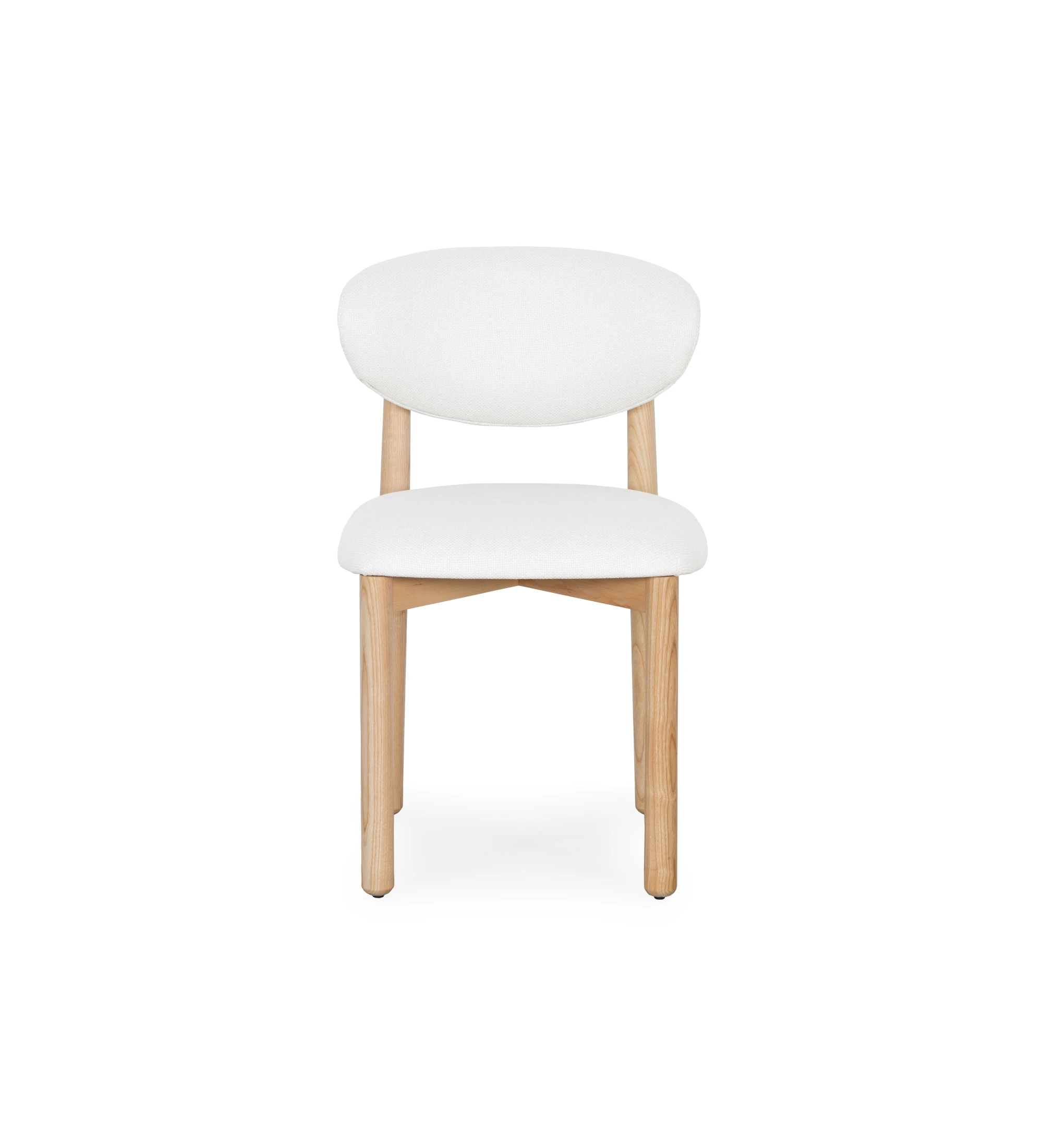 Silla de madera de fresno en color natural, con asiento y respaldo tapizados en tejido blanco.