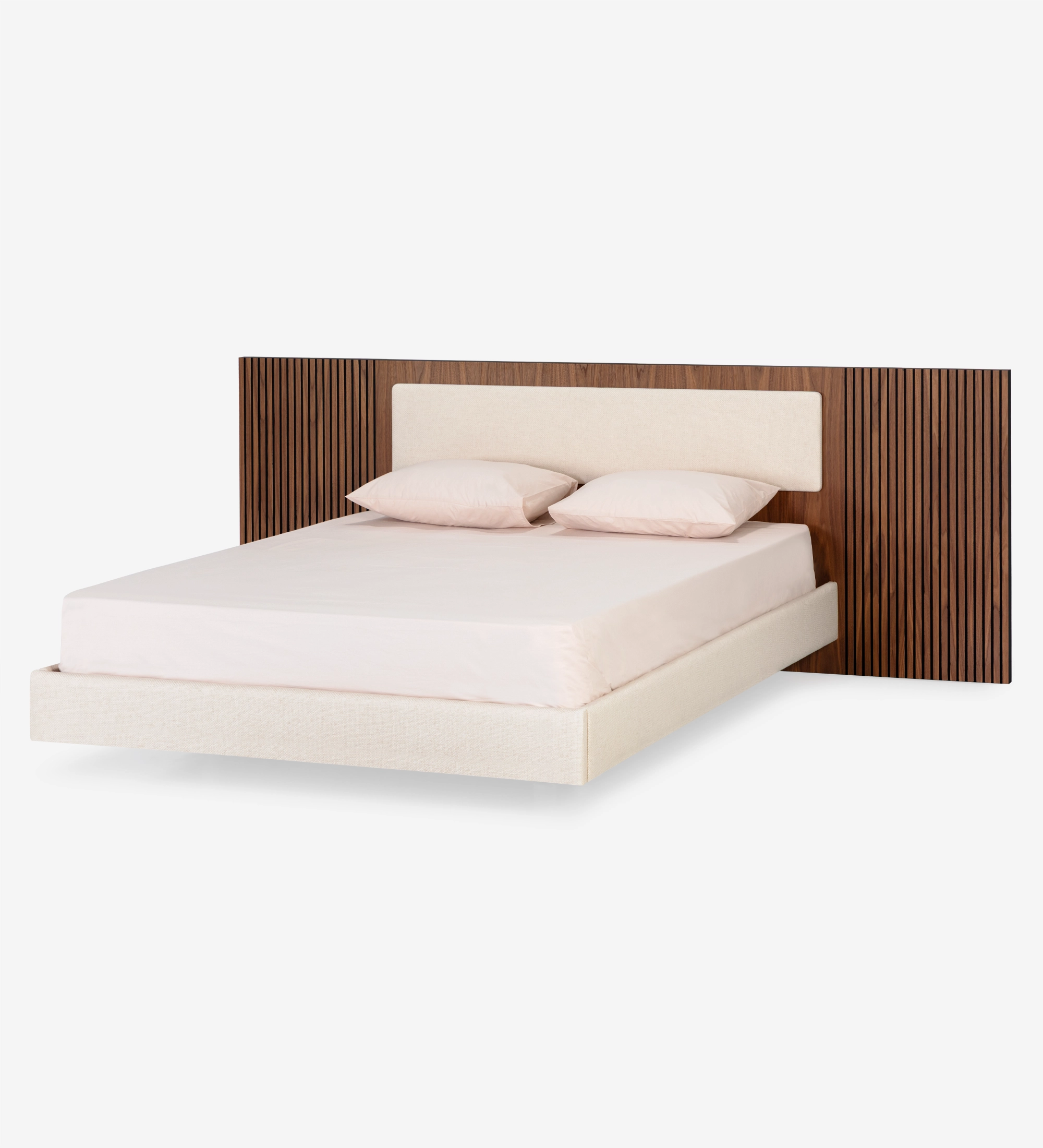 Lit double avec panneau central de la tête de lit et base suspendue revêtus de tissu beige, côtés de la tête de lit avec frises en noyer naturel.