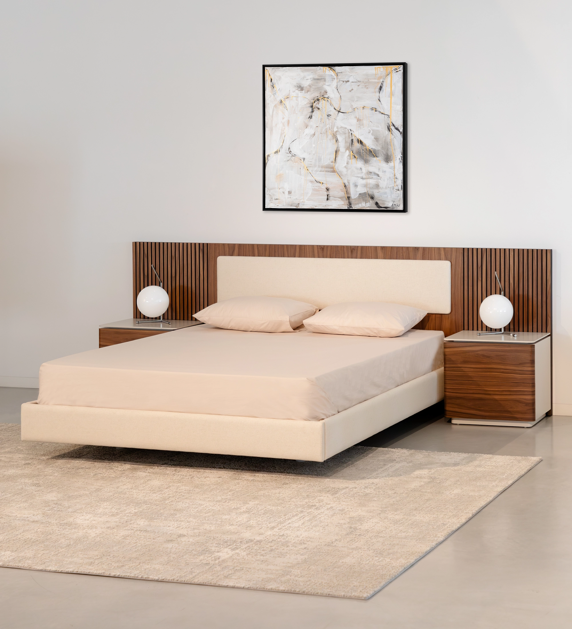 Lit double avec panneau central de la tête de lit et base suspendue revêtus de tissu beige, côtés de la tête de lit avec frises en noyer naturel.