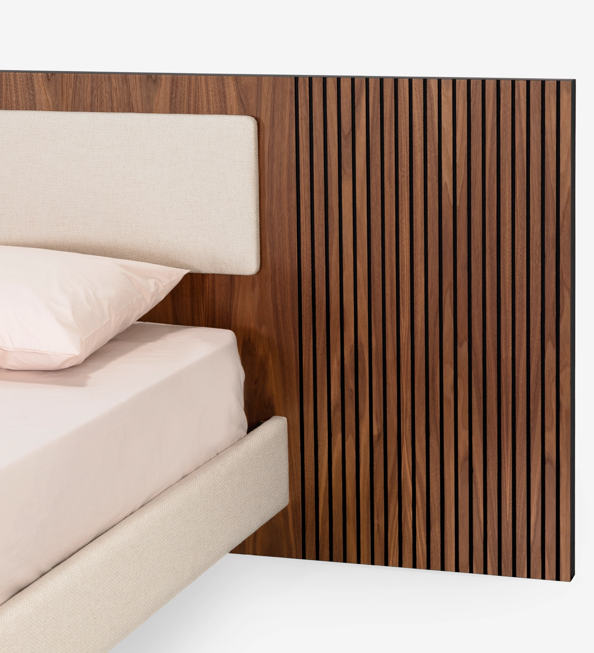 Lit double avec panneau central de la tête de lit et base suspendue revêtus de tissu beige, côtés de la tête de lit avec frises en noyer naturel.