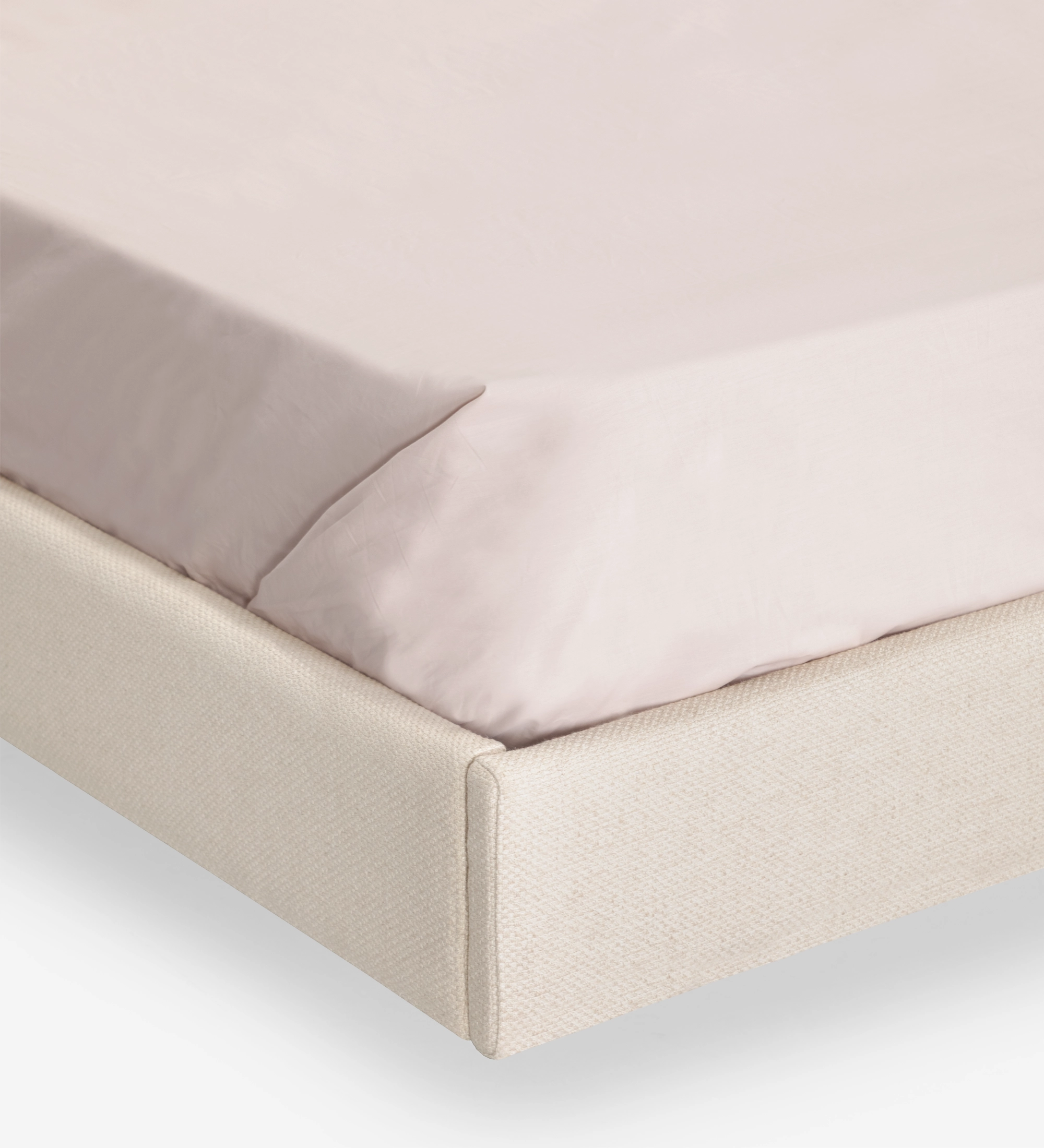 Lit double avec panneau central de la tête de lit et base suspendue revêtus de tissu beige, côtés de la tête de lit avec frises en noyer naturel.