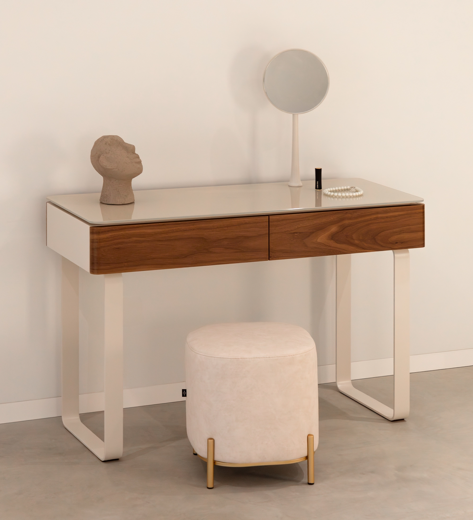 Coiffeuse avec 2 tiroirs en noyer naturel, structure et pieds en métal laqué couleur perle, avec plateau en verre.