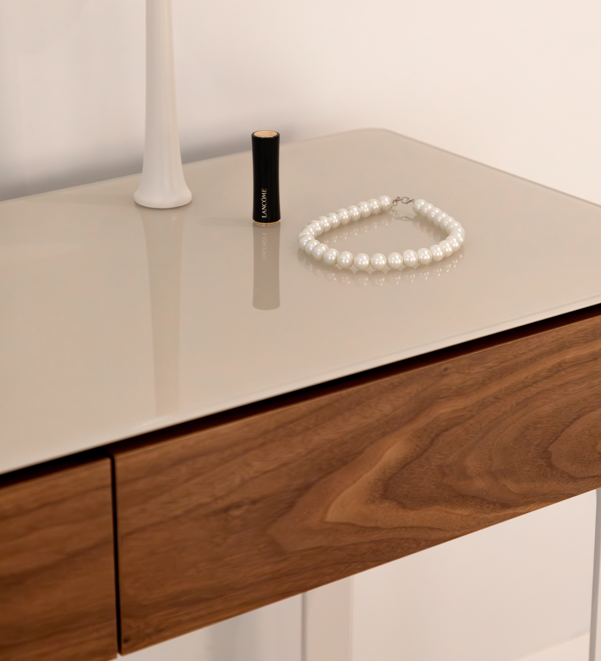 Coiffeuse avec 2 tiroirs en noyer naturel, structure et pieds en métal laqué couleur perle, avec plateau en verre.