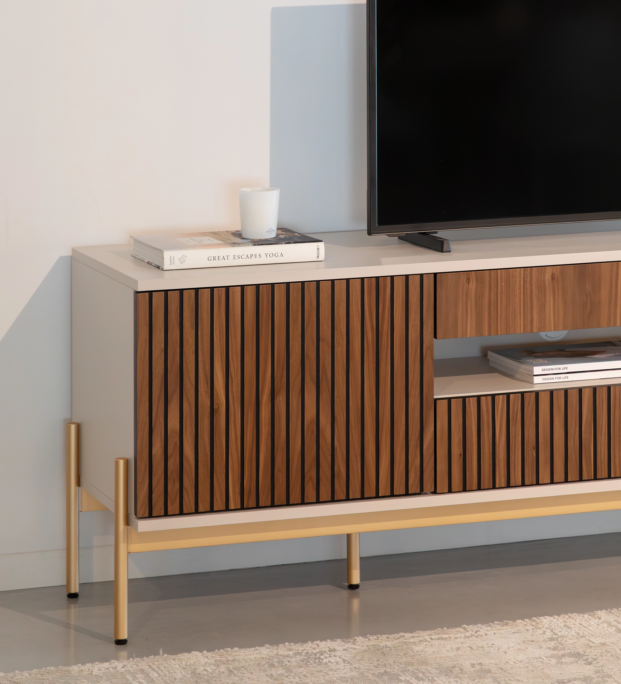 Mueble TV Cannes 2 puertas y 2 cajones en nogal natural, estructura perla y pies en metal lacado dorado con niveladores, 200 x 64,5 cm.