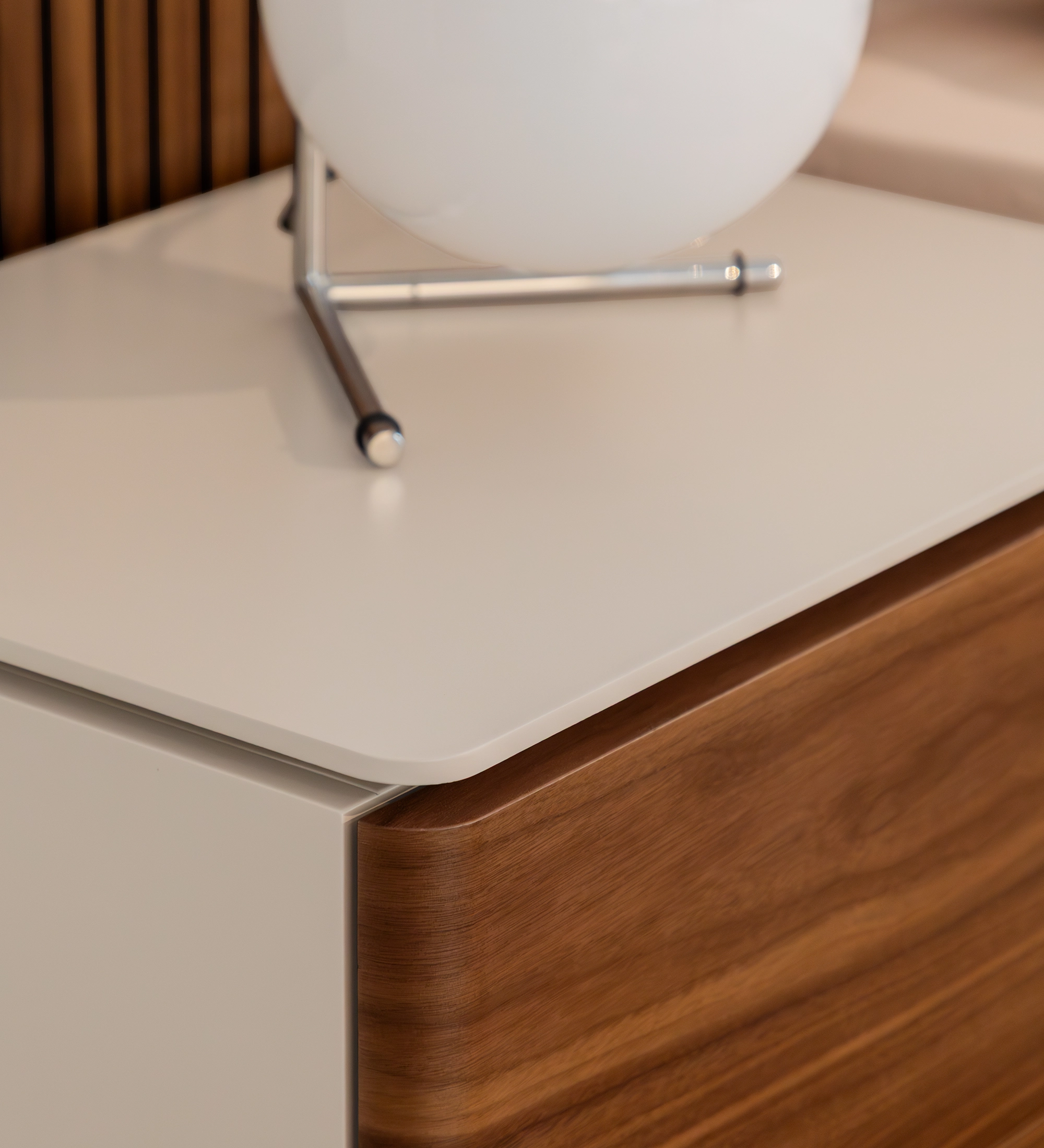 Table de chevet avec 2 tiroirs en noyer naturel, structure laquée perle.