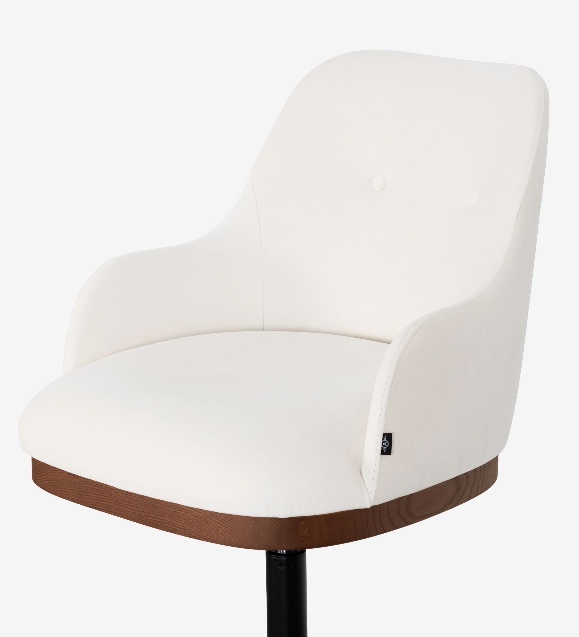Silla ejecutiva giratoria, tapizada en tela blanca, con detalle en nogal.