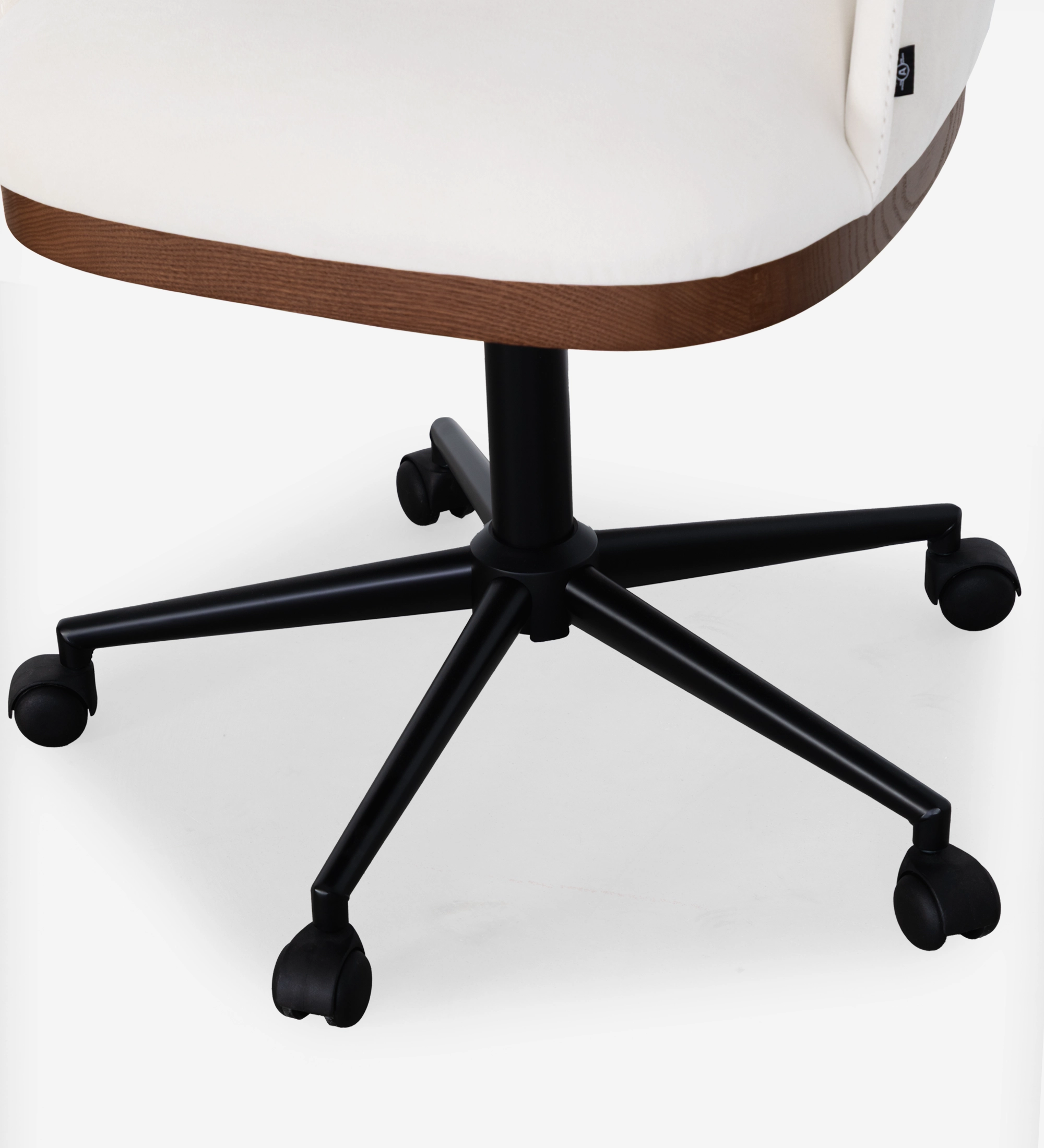 Silla ejecutiva giratoria, tapizada en tela blanca, con detalle en nogal.