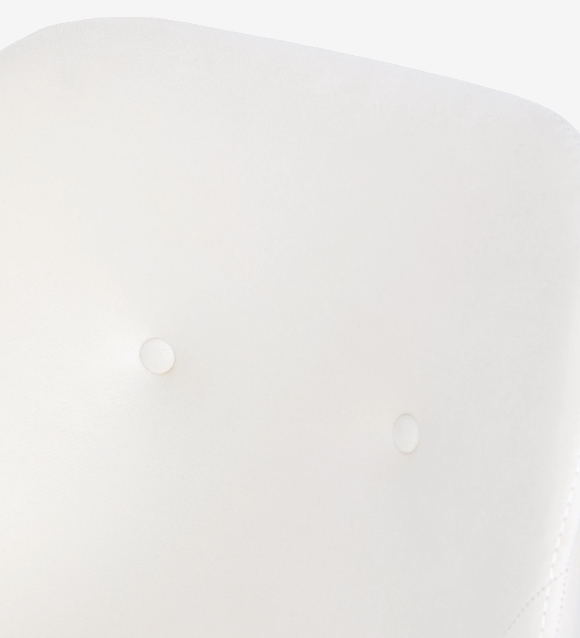 Silla ejecutiva giratoria, tapizada en tela blanca, con detalle en nogal.