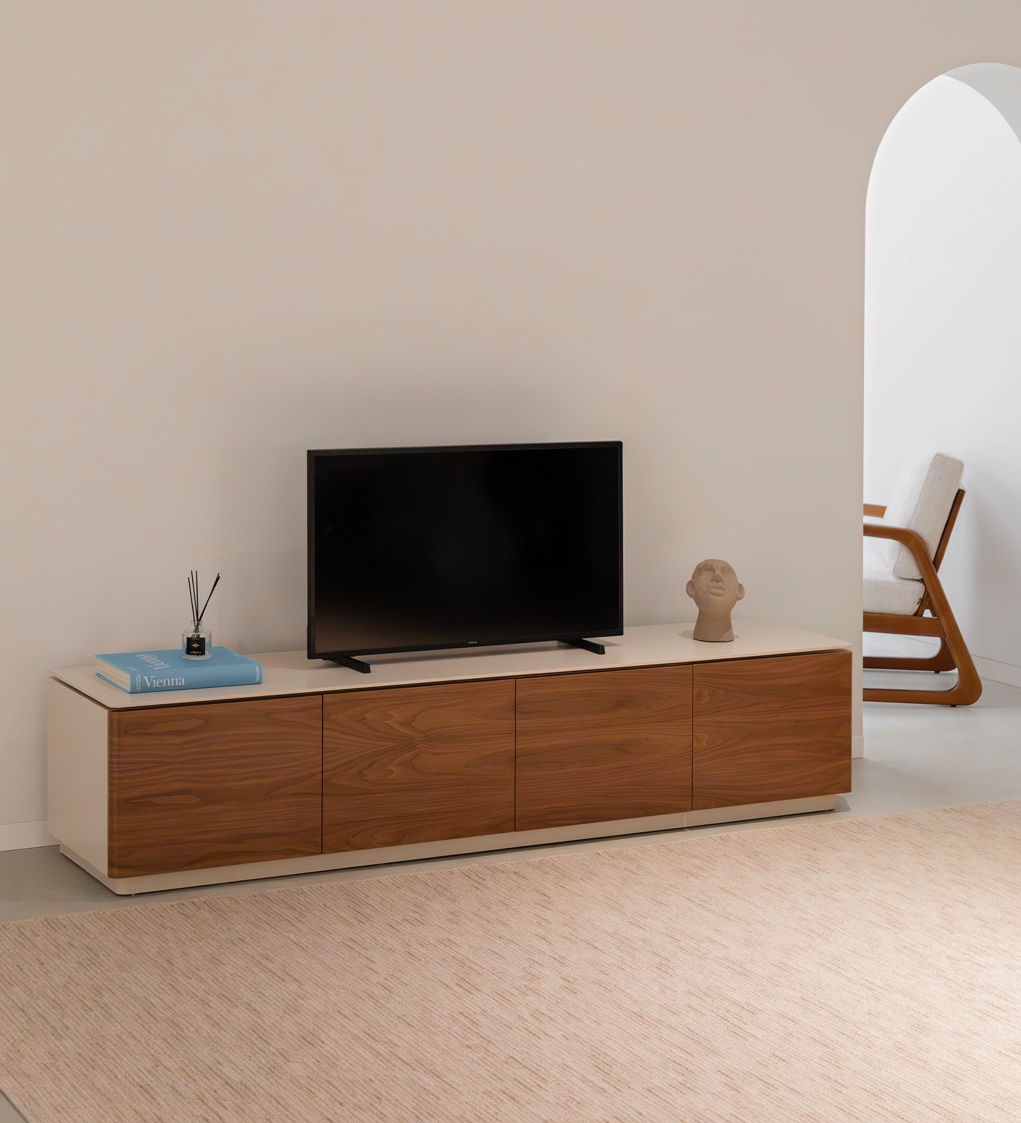 Meuble TV Geneve 4 portes en noyer naturel et structure laquée perle.