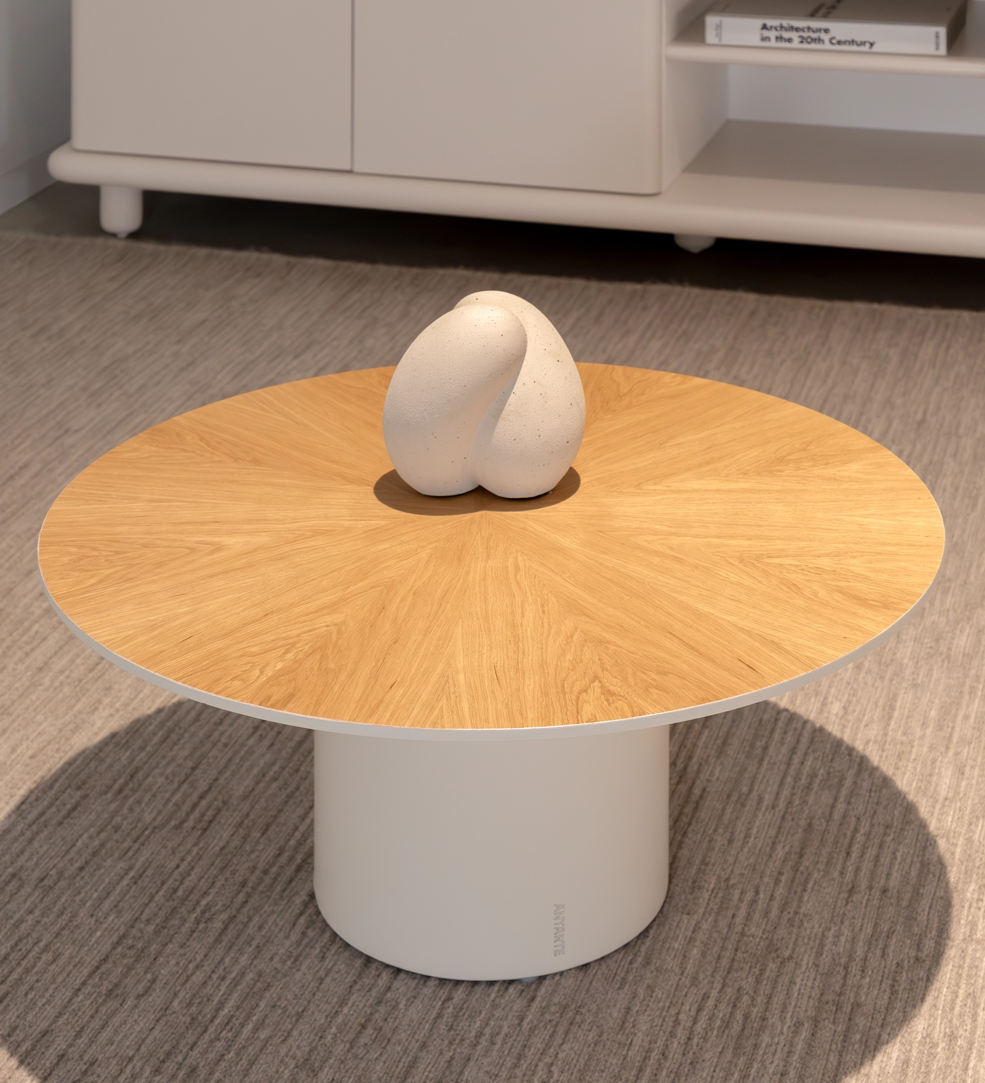 Mesa de centro Paris redonda , tapa en roble natural, pie lacado perla, Ø 75 cm.