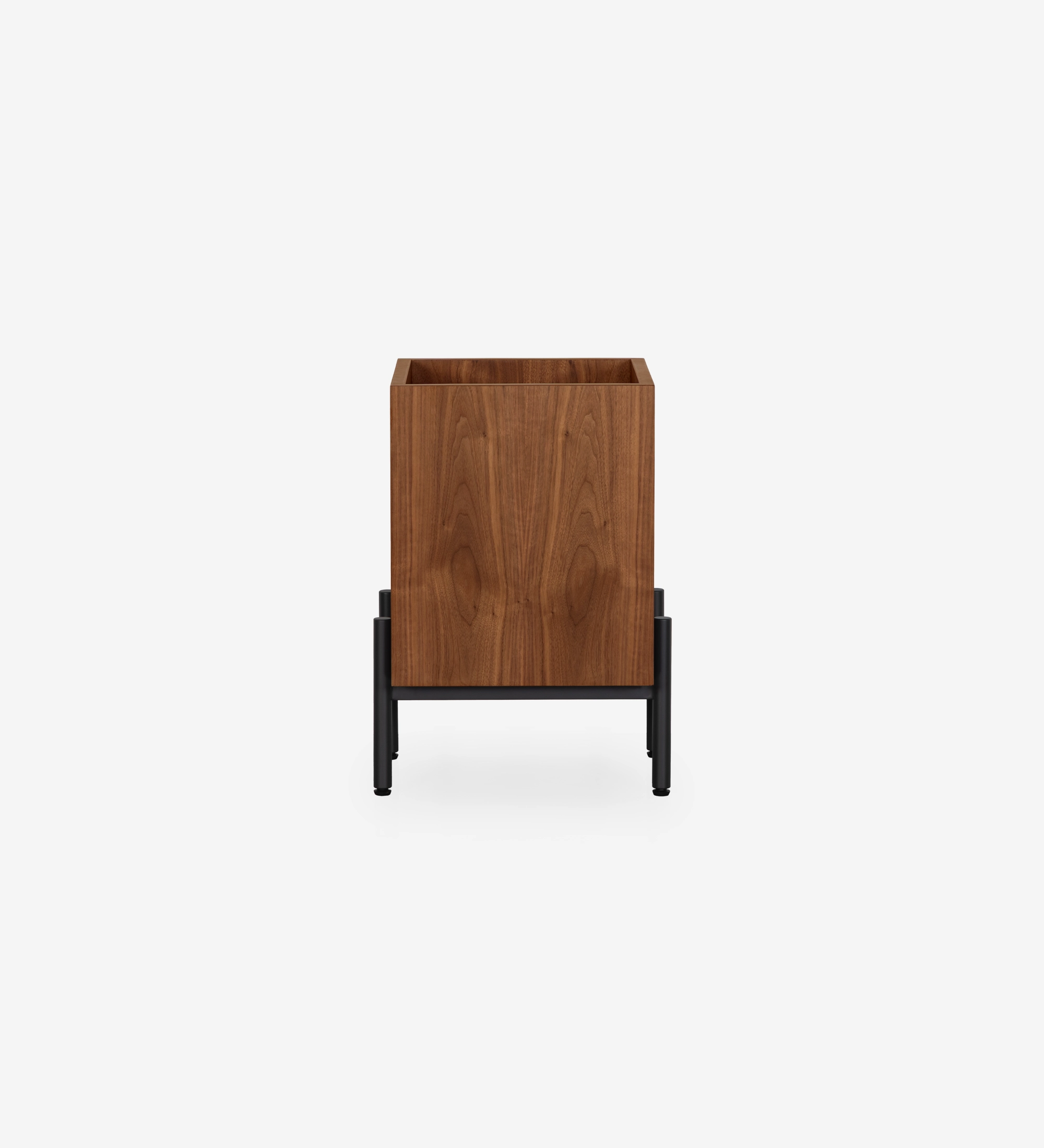 Support pour vases en noyer naturel, avec pieds en métal laqué noir avec niveleurs.