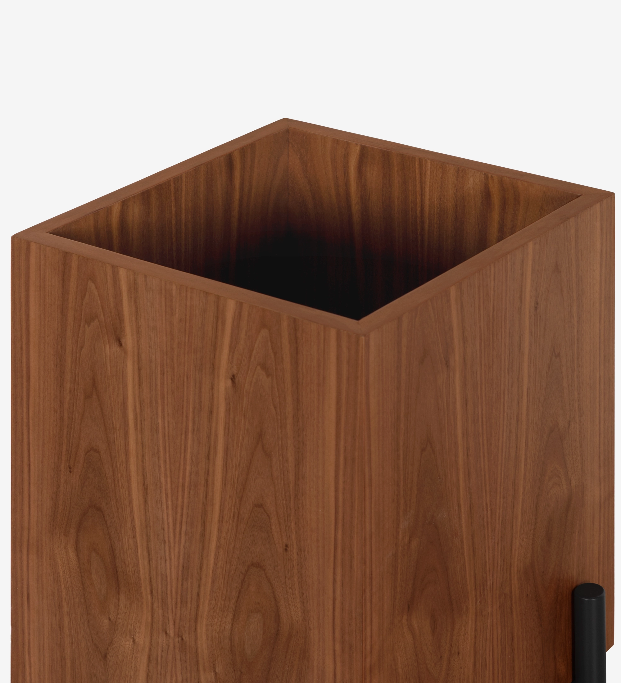 Support pour vases en noyer naturel, avec pieds en métal laqué noir avec niveleurs.