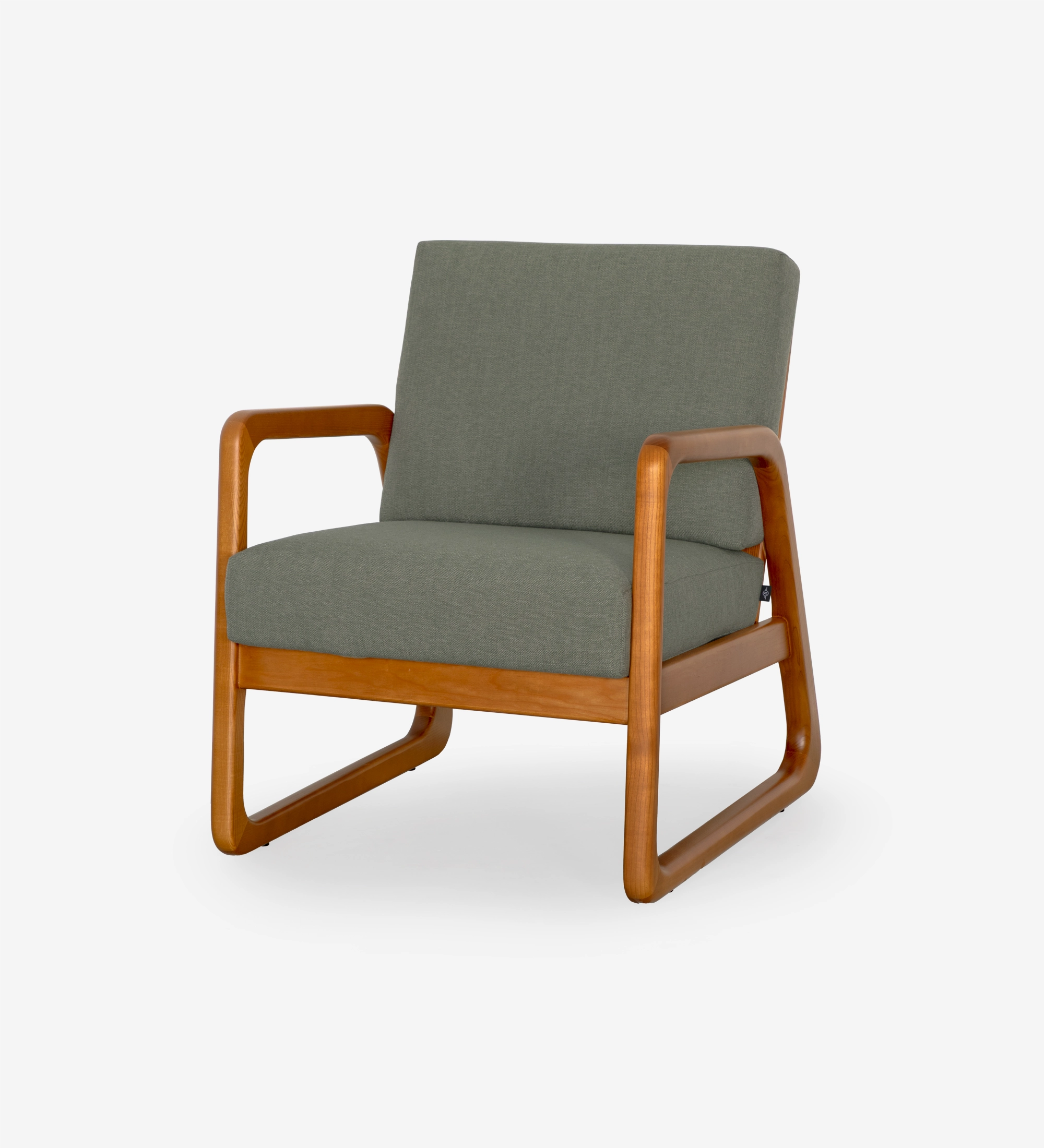 Sillón Antarte by IA tapizado en tela verde, estructura en madera color miel.