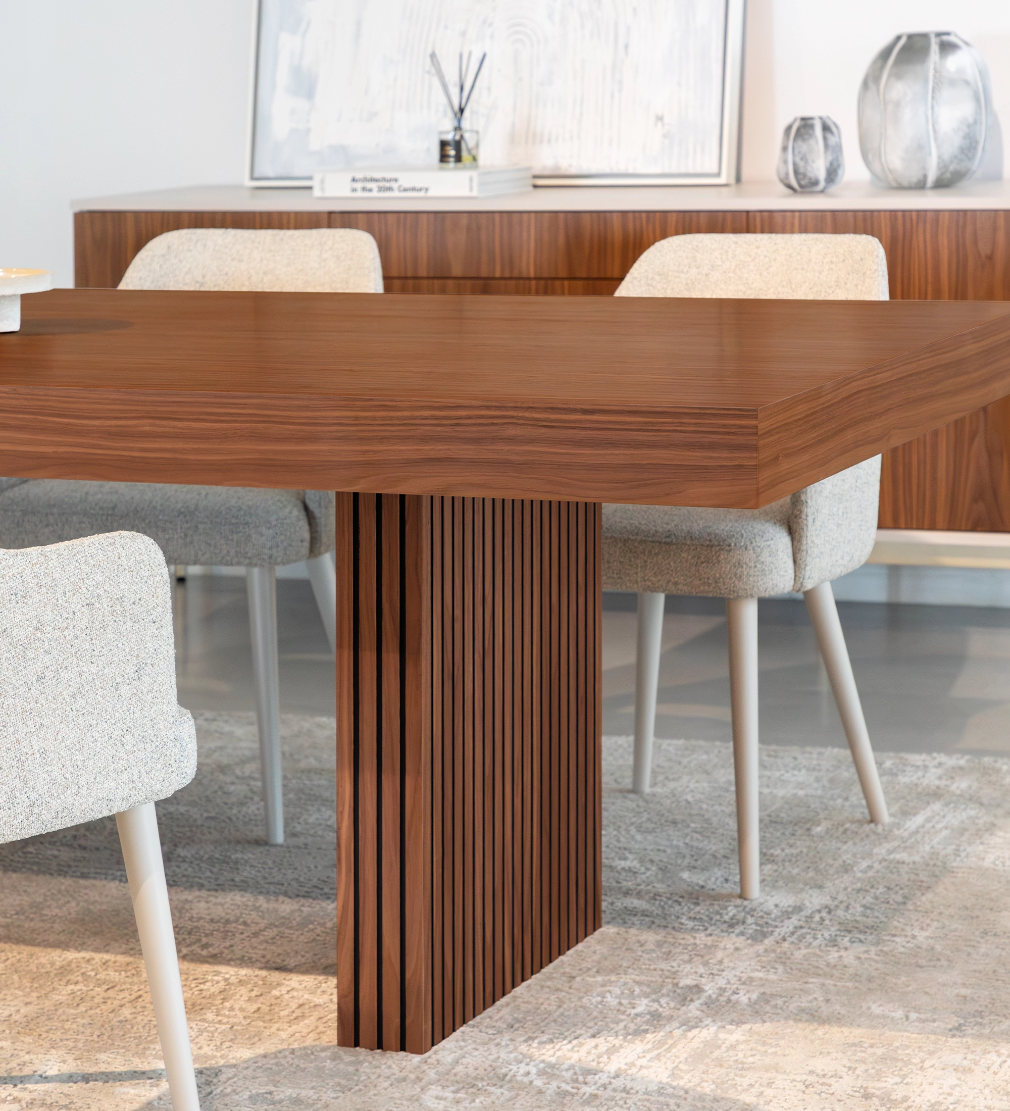 Table de repas rectangulaire Cannes 250 x 110 cm, en noyer naturel, pieds à frises.