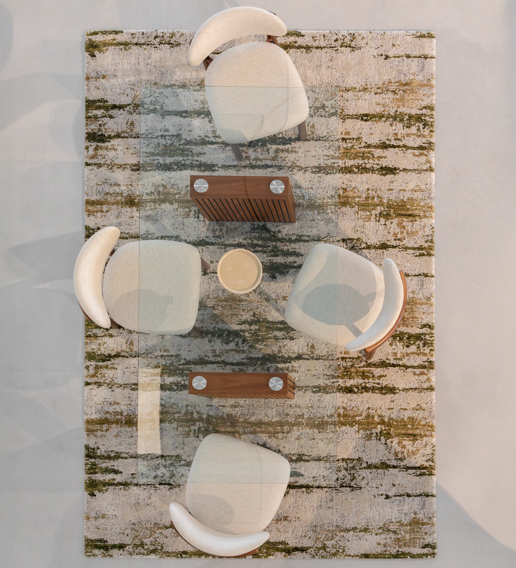 Table de repas rectangulaire Cannes 200 x 98 cm, plateau en verre, pieds en noyer naturel à frises.